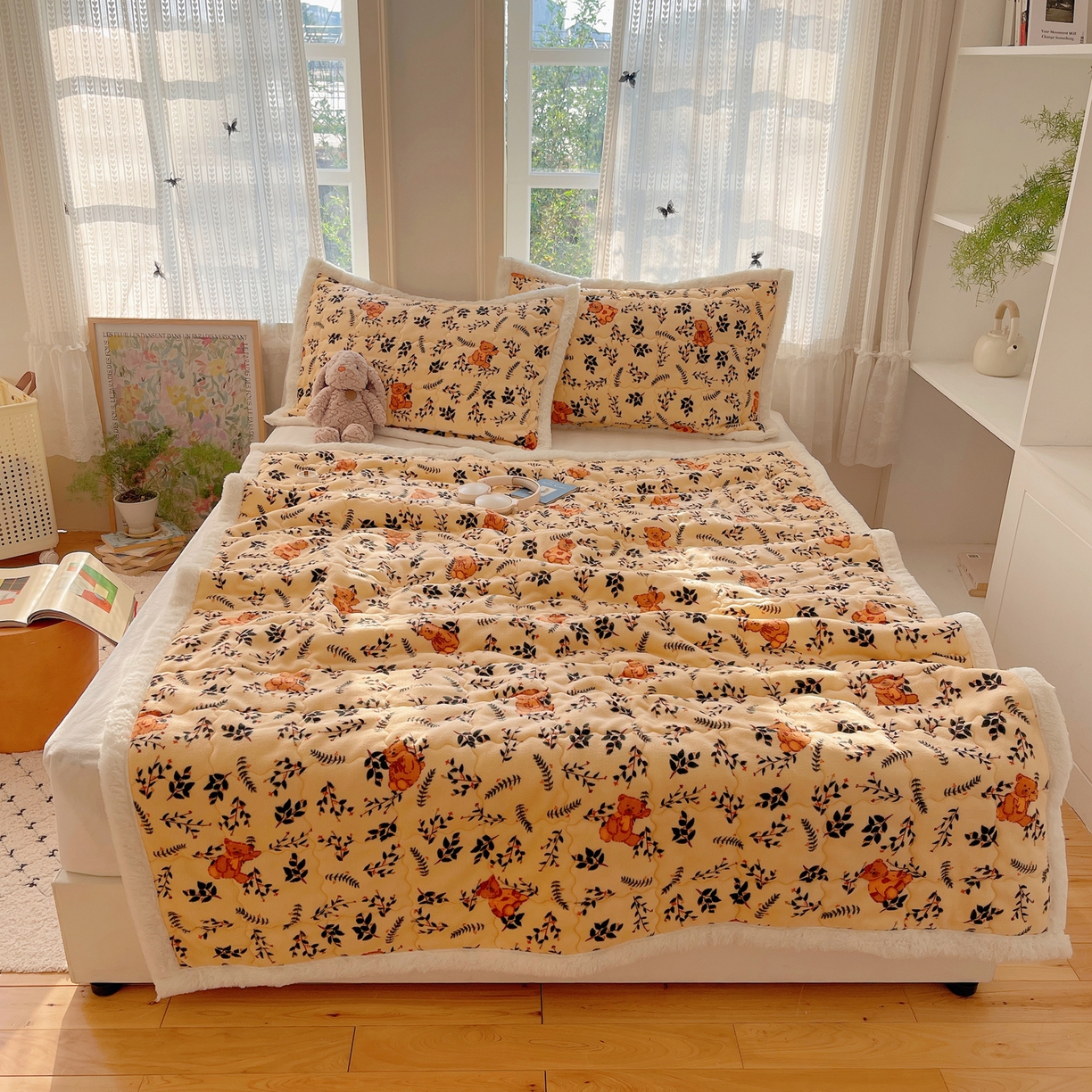 91家纺网 家纺一手货源 找家纺 红嘴企鹅 2025新款高克重牛奶绒印花床护垫床褥 摩卡熊