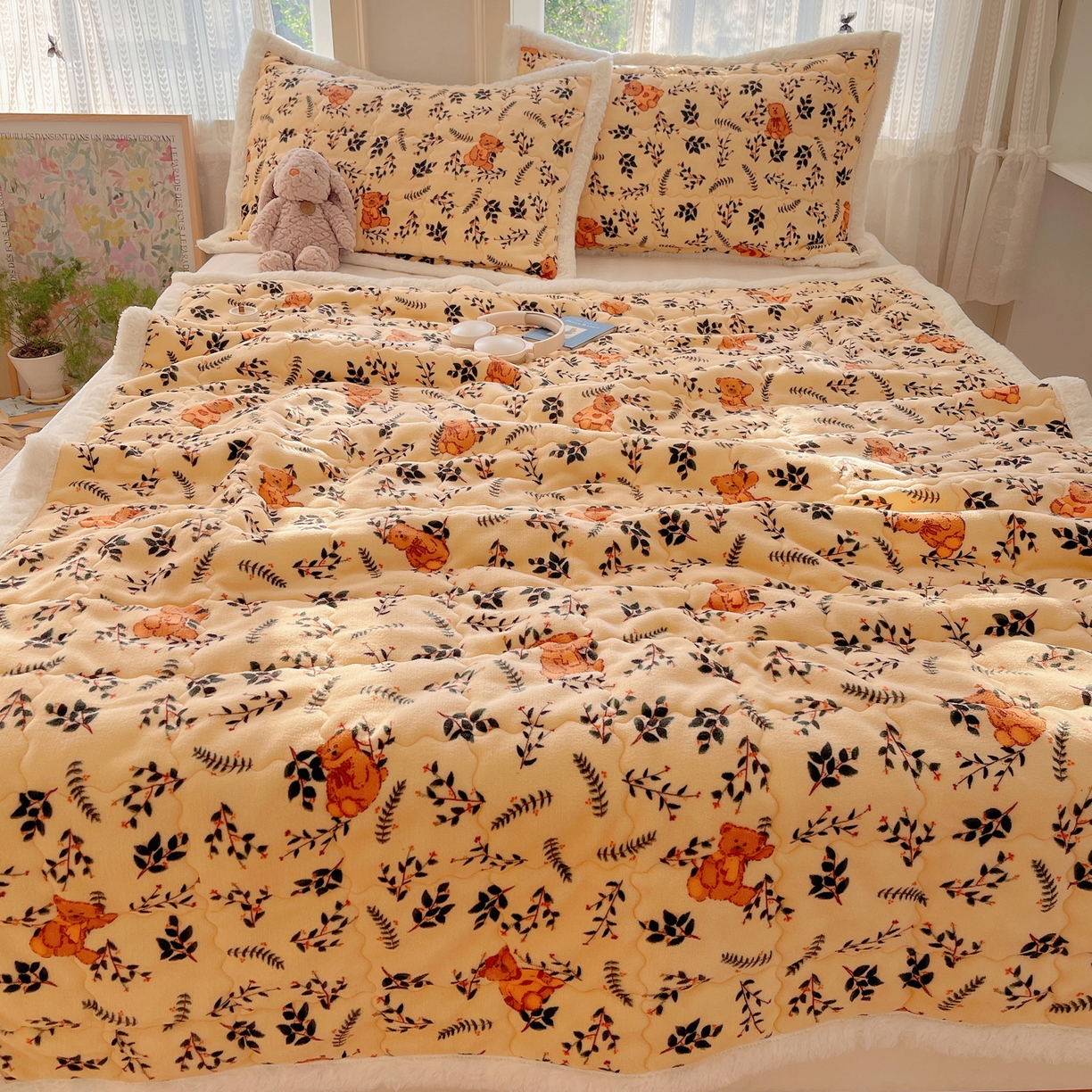 91家纺网 家纺一手货源 找家纺 红嘴企鹅 2025新款高克重牛奶绒印花床护垫床褥 摩卡熊