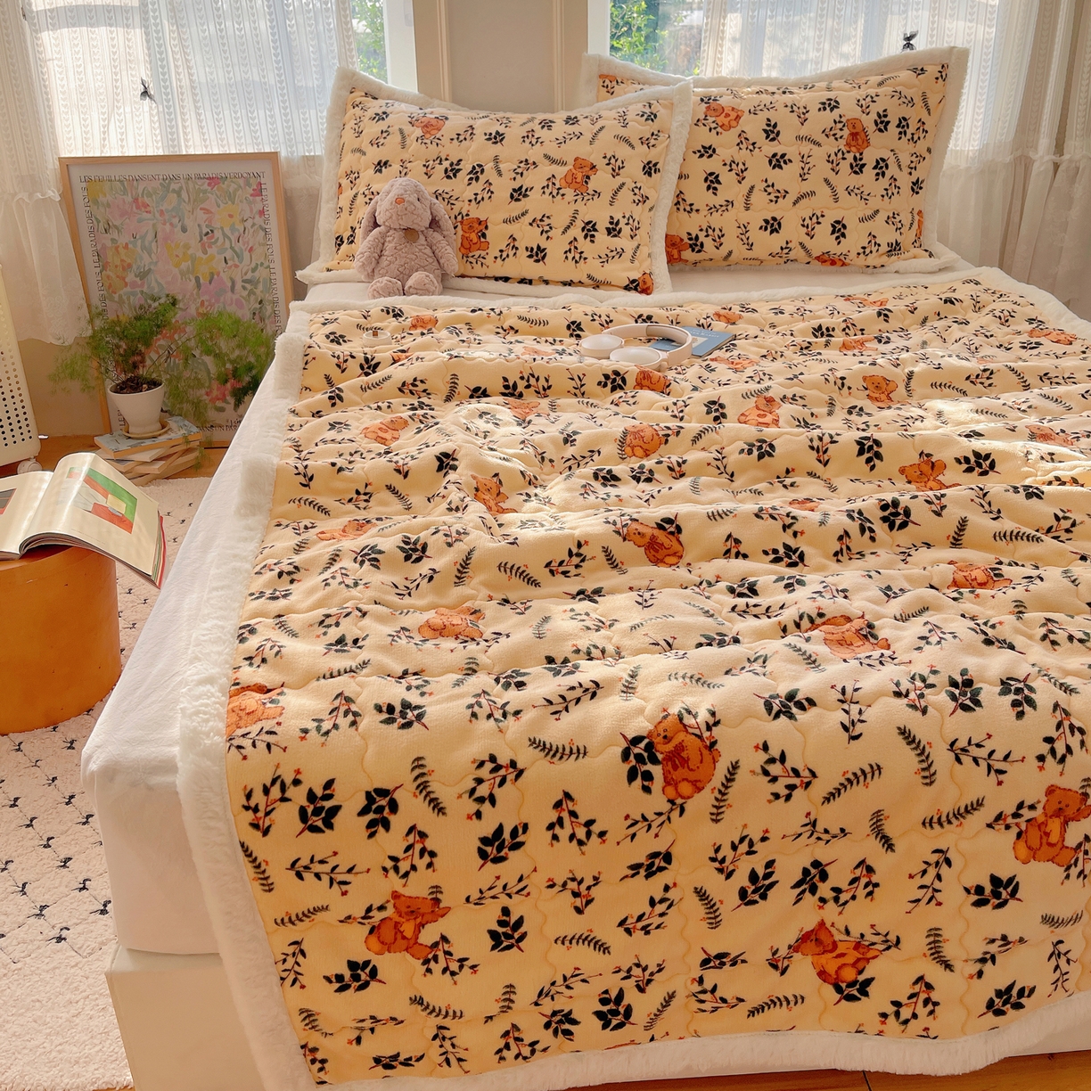 91家纺网 家纺一手货源 找家纺 红嘴企鹅 2025新款高克重牛奶绒印花床护垫床褥 摩卡熊