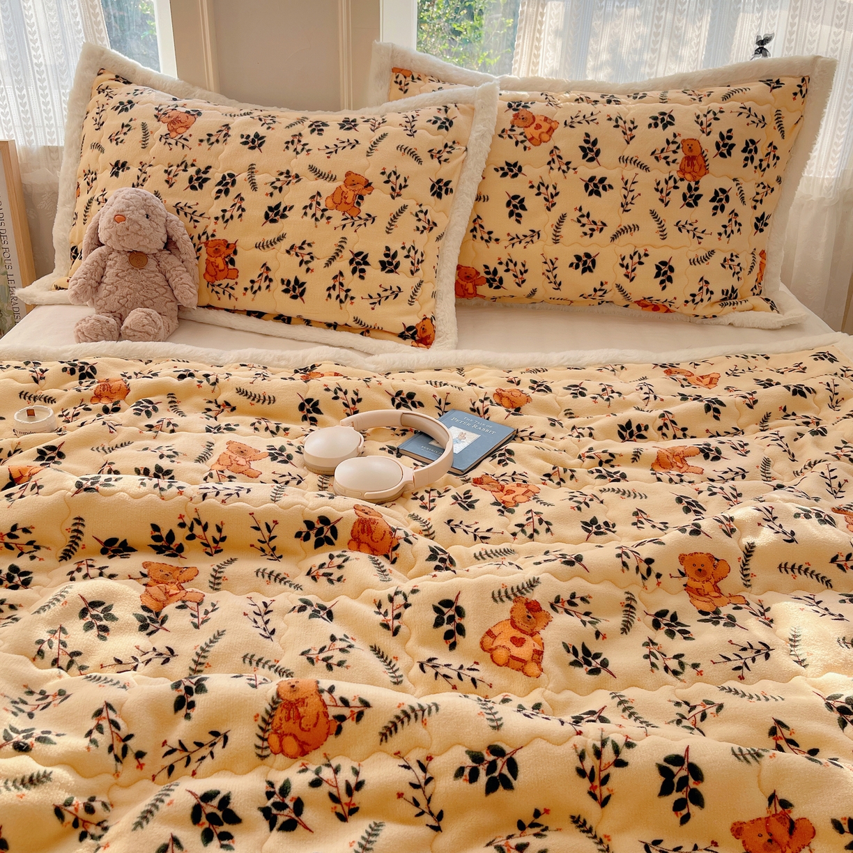 91家纺网 家纺一手货源 找家纺 红嘴企鹅 2025新款高克重牛奶绒印花床护垫床褥 摩卡熊