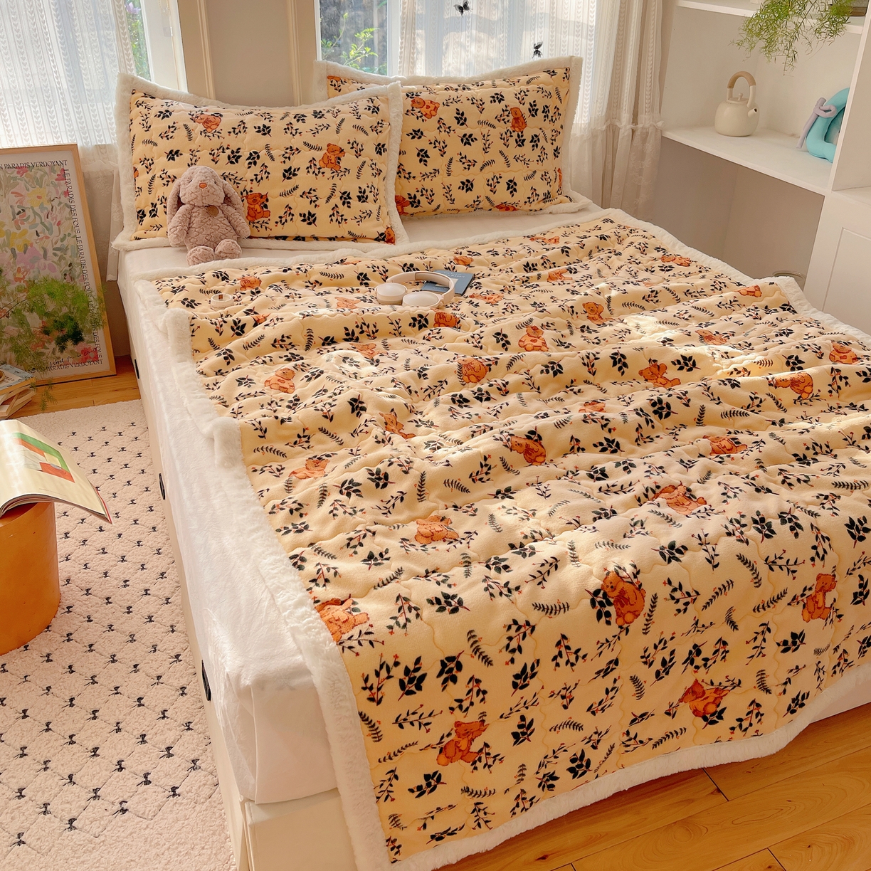 91家纺网 家纺一手货源 找家纺 红嘴企鹅 2025新款高克重牛奶绒印花床护垫床褥 摩卡熊