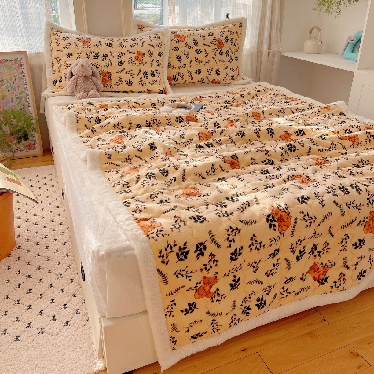 91家纺网 家纺一手货源 找家纺 红嘴企鹅 2025新款高克重牛奶绒印花床护垫床褥 摩卡熊