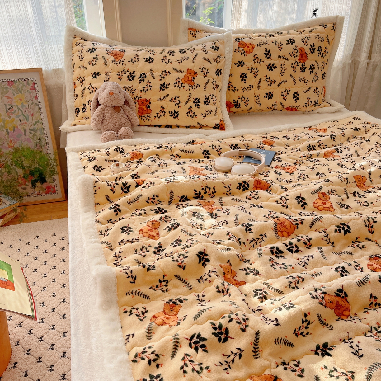 91家纺网 家纺一手货源 找家纺 红嘴企鹅 2025新款高克重牛奶绒印花床护垫床褥 摩卡熊