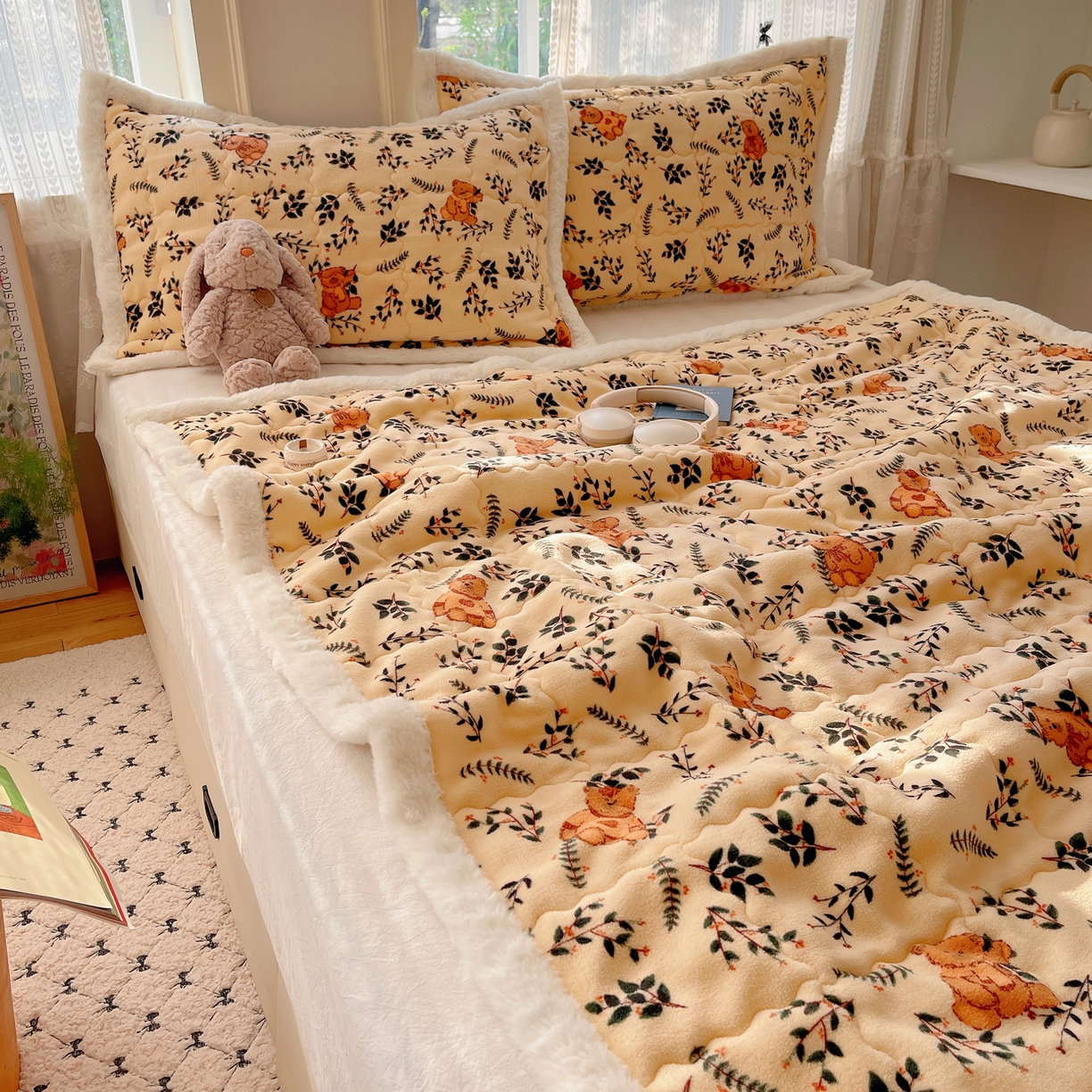 91家纺网 家纺一手货源 找家纺 红嘴企鹅 2025新款高克重牛奶绒印花床护垫床褥 摩卡熊