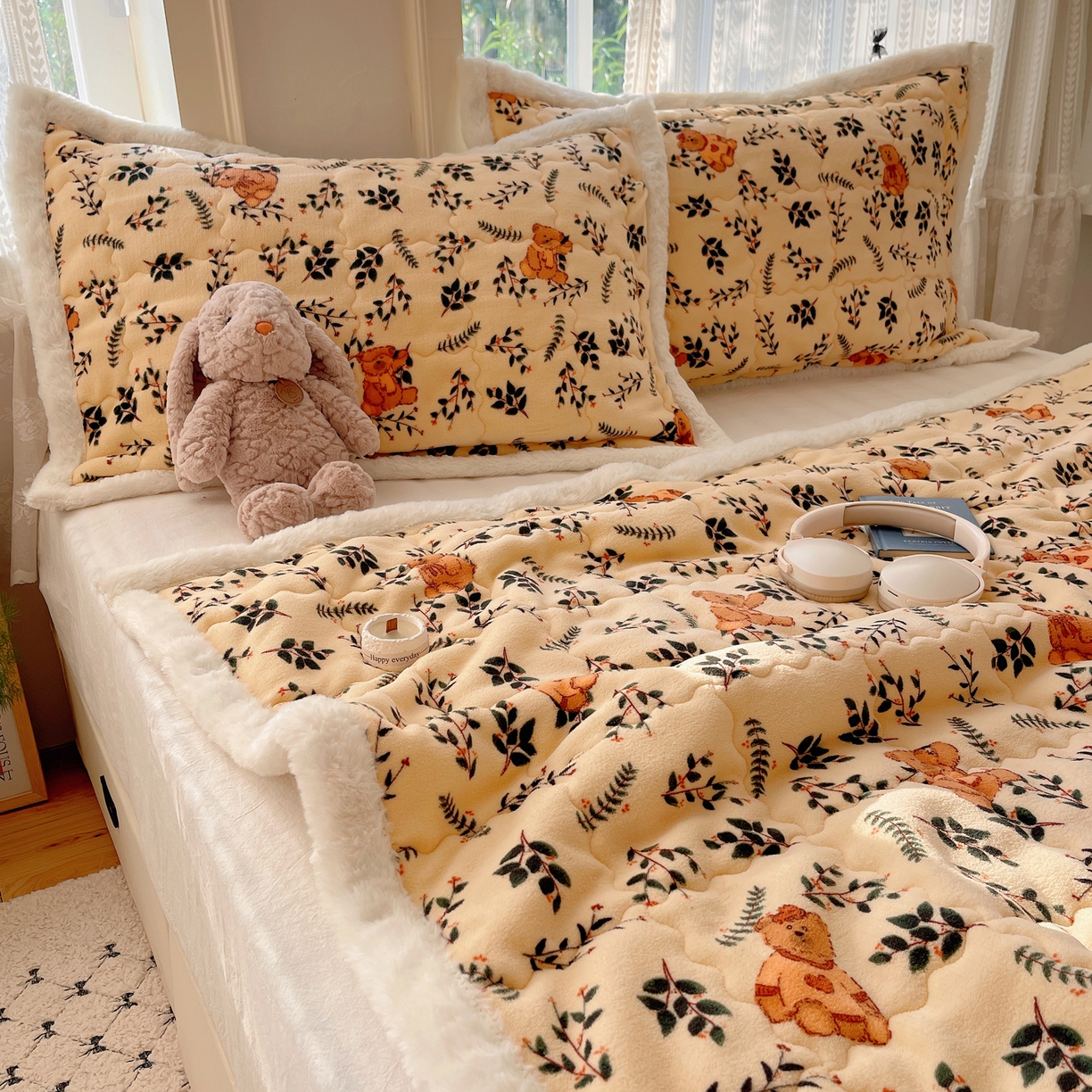 91家纺网 家纺一手货源 找家纺 红嘴企鹅 2025新款高克重牛奶绒印花床护垫床褥 摩卡熊