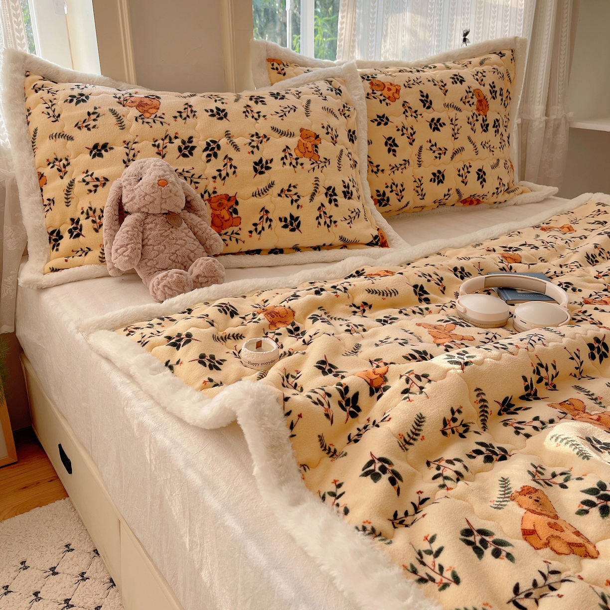 91家纺网 家纺一手货源 找家纺 红嘴企鹅 2025新款高克重牛奶绒印花床护垫床褥 摩卡熊