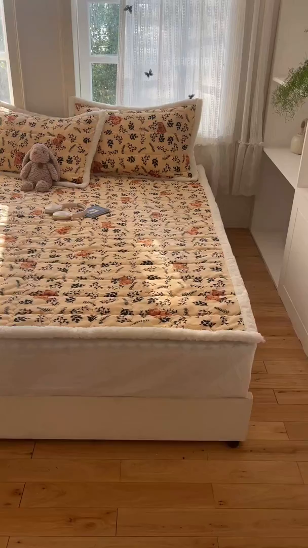 91家纺网 家纺一手货源 找家纺 红嘴企鹅 2025新款高克重牛奶绒印花床护垫床褥 摩卡熊