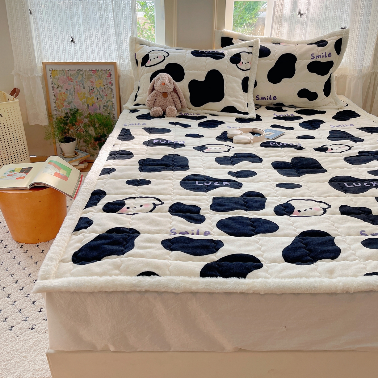 91家纺网 家纺一手货源 找家纺 红嘴企鹅 2025新款高克重牛奶绒印花床护垫床褥 奶油狗