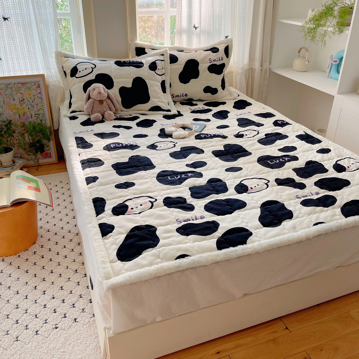 91家纺网 家纺一手货源 找家纺 红嘴企鹅 2025新款高克重牛奶绒印花床护垫床褥 奶油狗