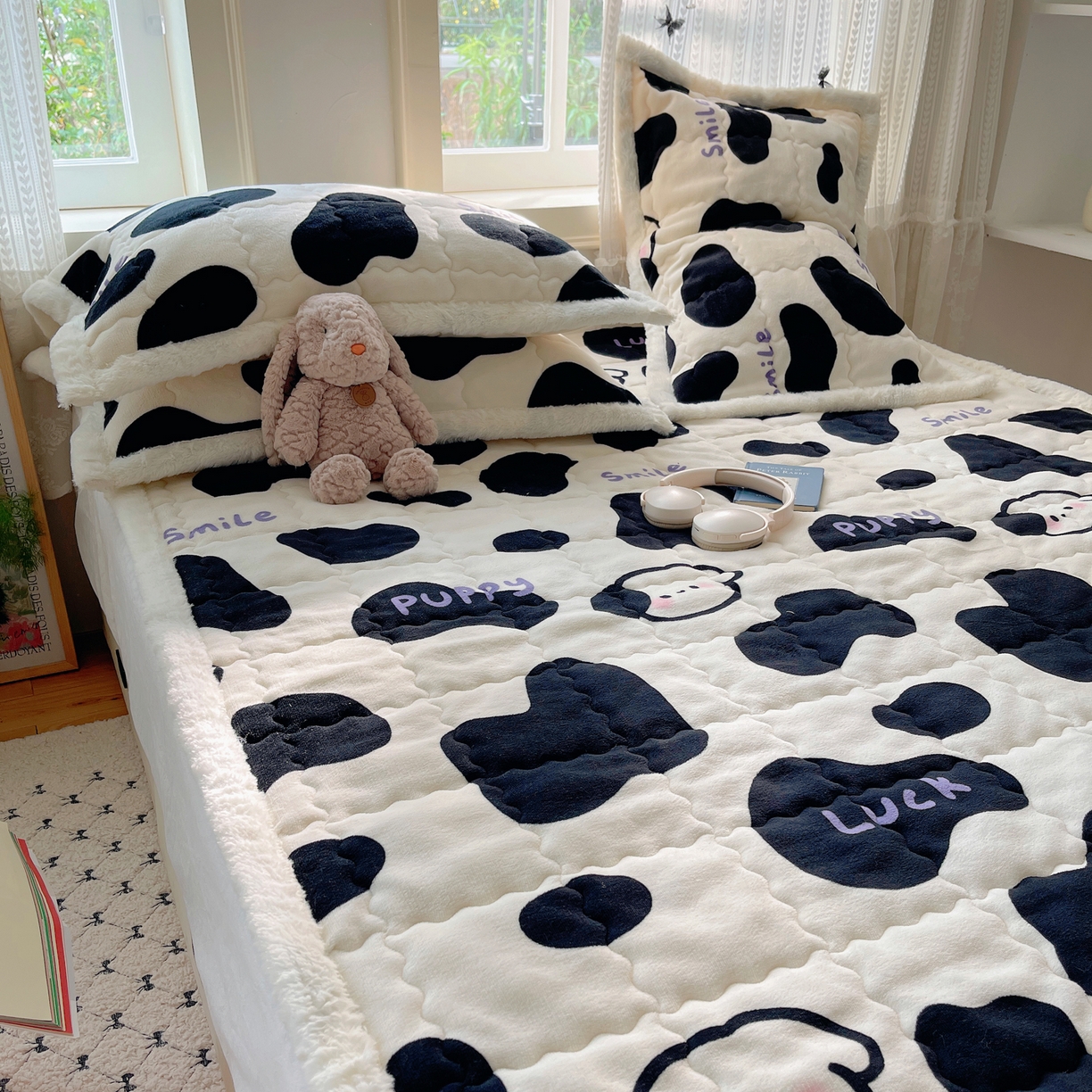 91家纺网 家纺一手货源 找家纺 红嘴企鹅 2025新款高克重牛奶绒印花床护垫床褥 奶油狗