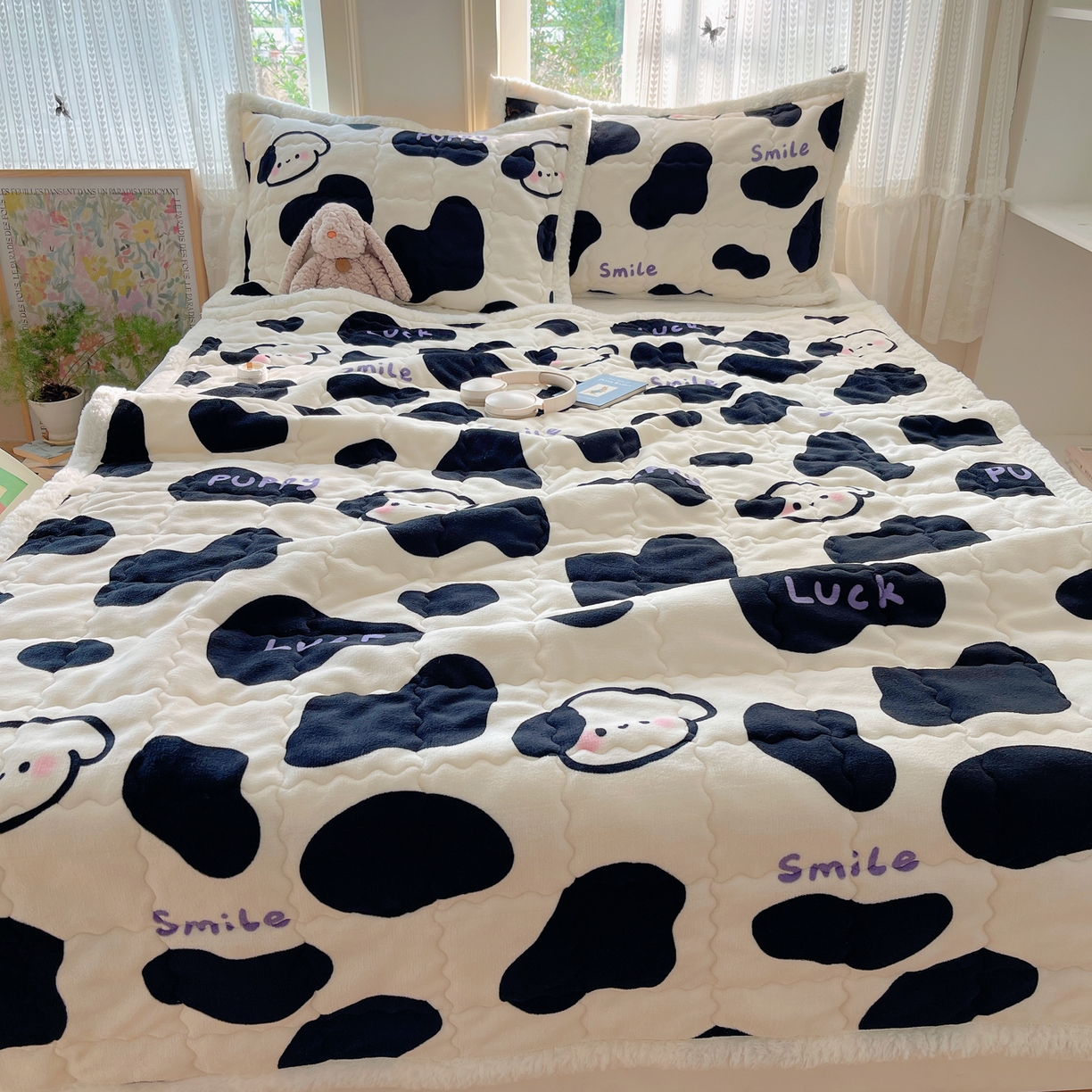 91家纺网 家纺一手货源 找家纺 红嘴企鹅 2025新款高克重牛奶绒印花床护垫床褥 奶油狗