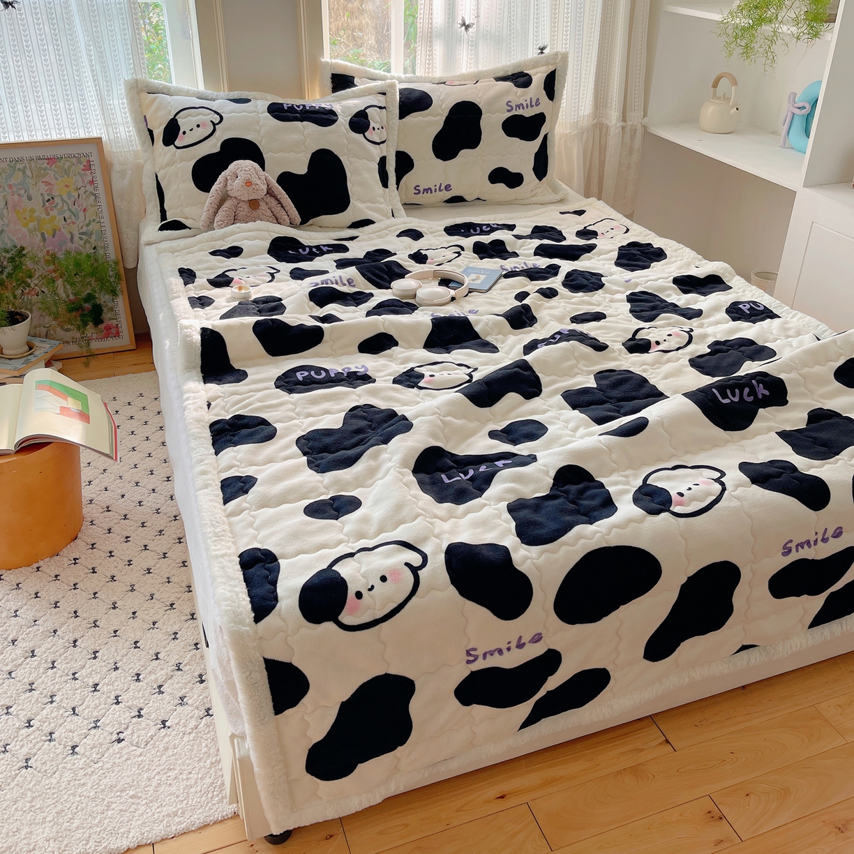 91家纺网 家纺一手货源 找家纺 红嘴企鹅 2025新款高克重牛奶绒印花床护垫床褥 奶油狗