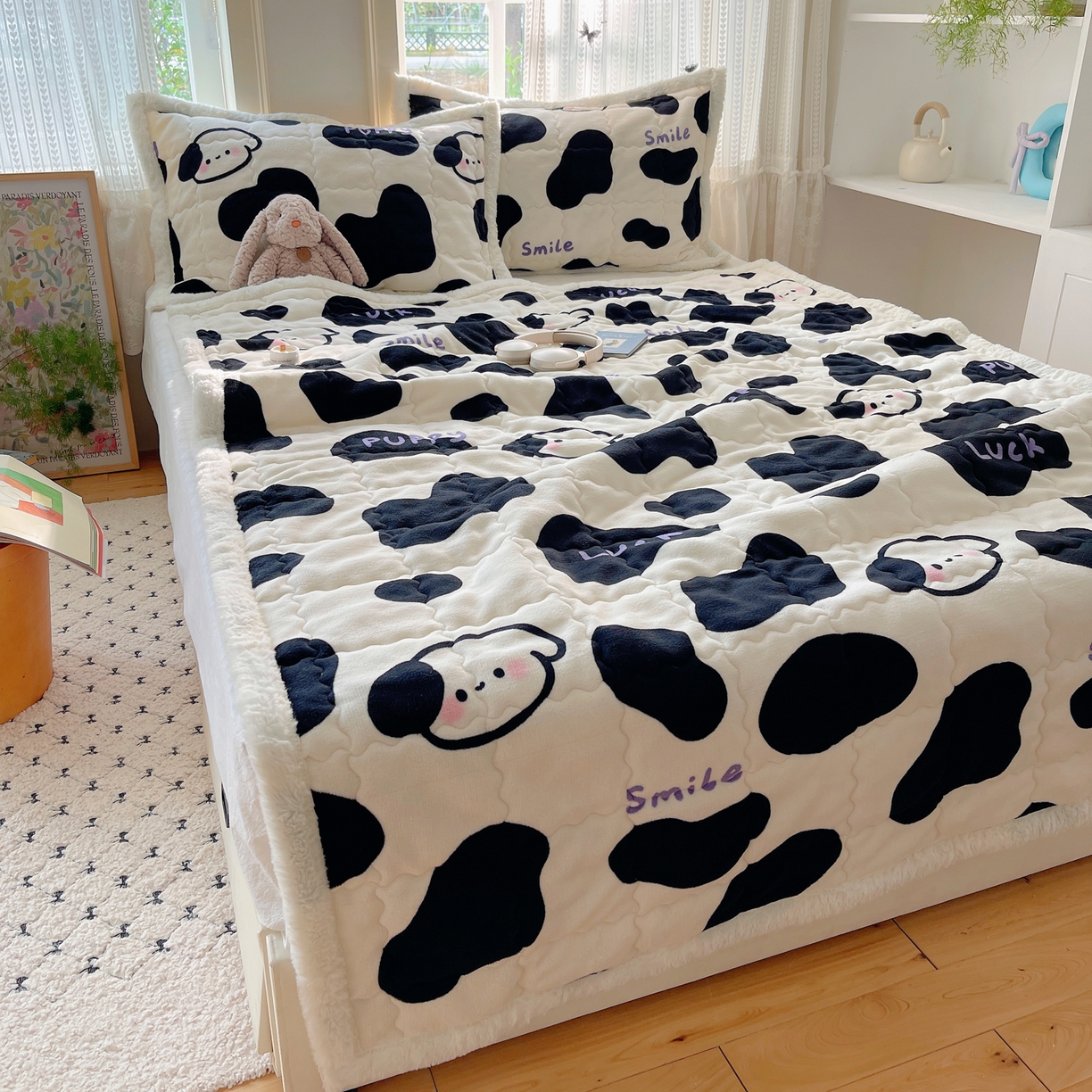 91家纺网 家纺一手货源 找家纺 红嘴企鹅 2025新款高克重牛奶绒印花床护垫床褥 奶油狗