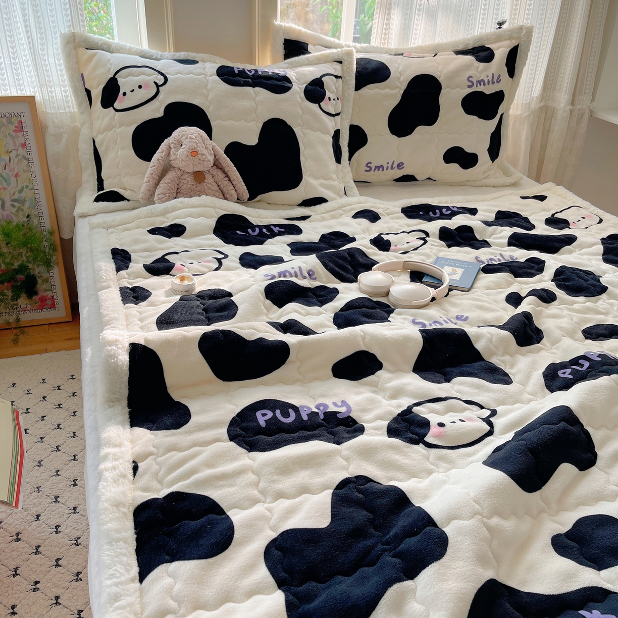 91家纺网 家纺一手货源 找家纺 红嘴企鹅 2025新款高克重牛奶绒印花床护垫床褥 奶油狗