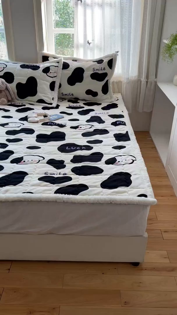 91家纺网 家纺一手货源 找家纺 红嘴企鹅 2025新款高克重牛奶绒印花床护垫床褥 奶油狗