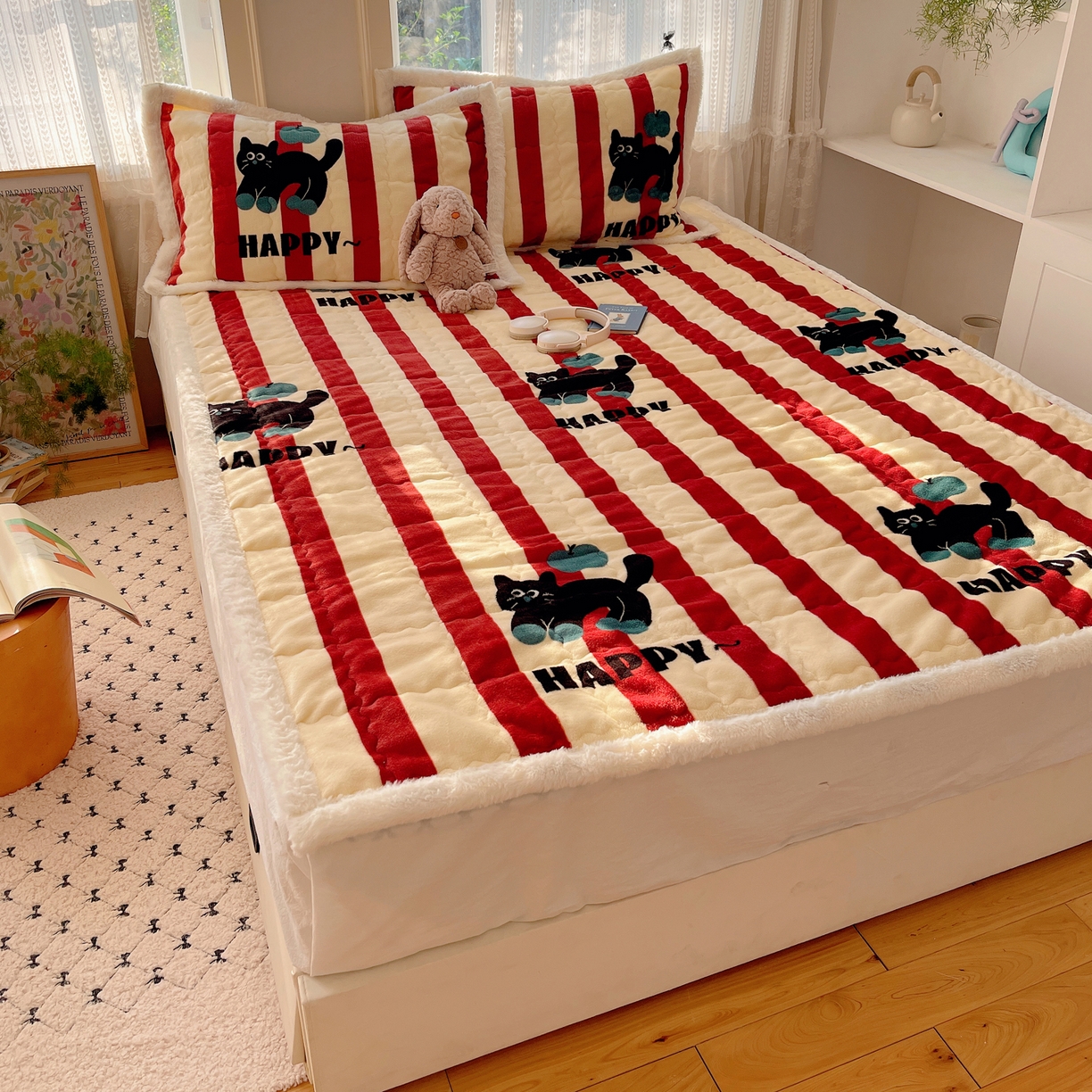 91家纺网 家纺一手货源 找家纺 红嘴企鹅 2025新款高克重牛奶绒印花床护垫床褥 平安猫