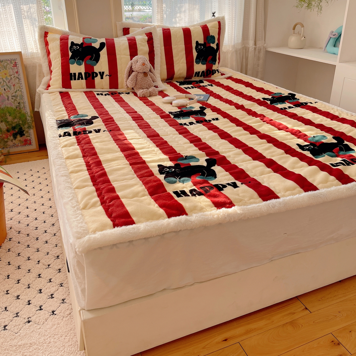 91家纺网 家纺一手货源 找家纺 红嘴企鹅 2025新款高克重牛奶绒印花床护垫床褥 平安猫