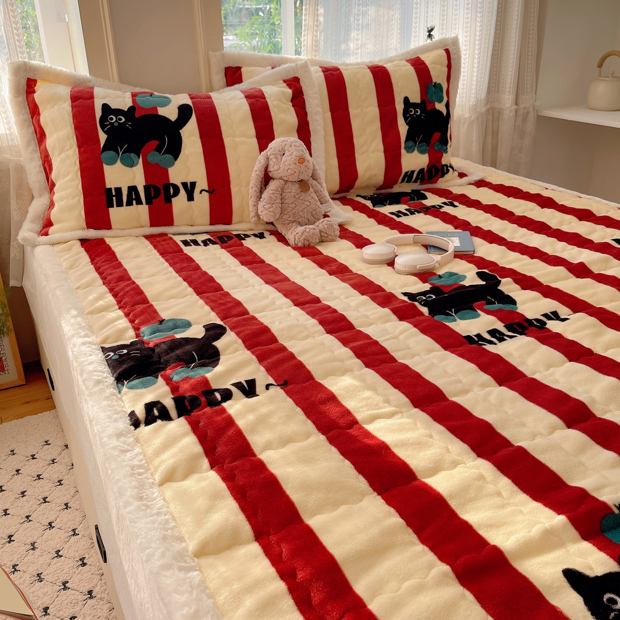 91家纺网 家纺一手货源 找家纺 红嘴企鹅 2025新款高克重牛奶绒印花床护垫床褥 平安猫