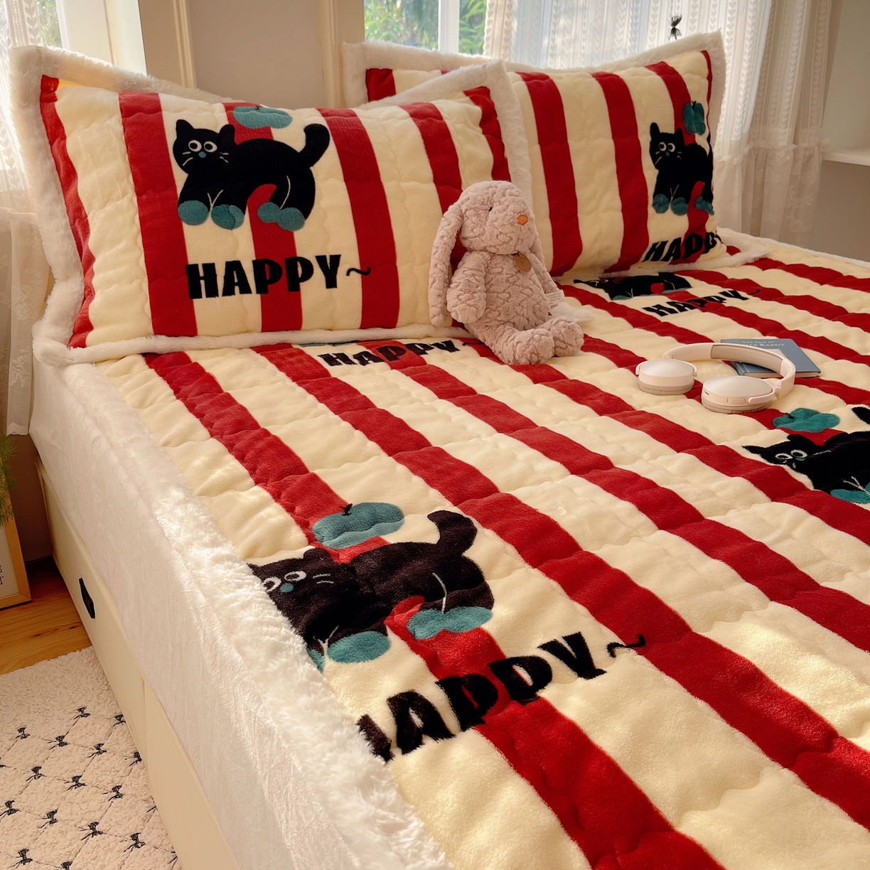 91家纺网 家纺一手货源 找家纺 红嘴企鹅 2025新款高克重牛奶绒印花床护垫床褥 平安猫