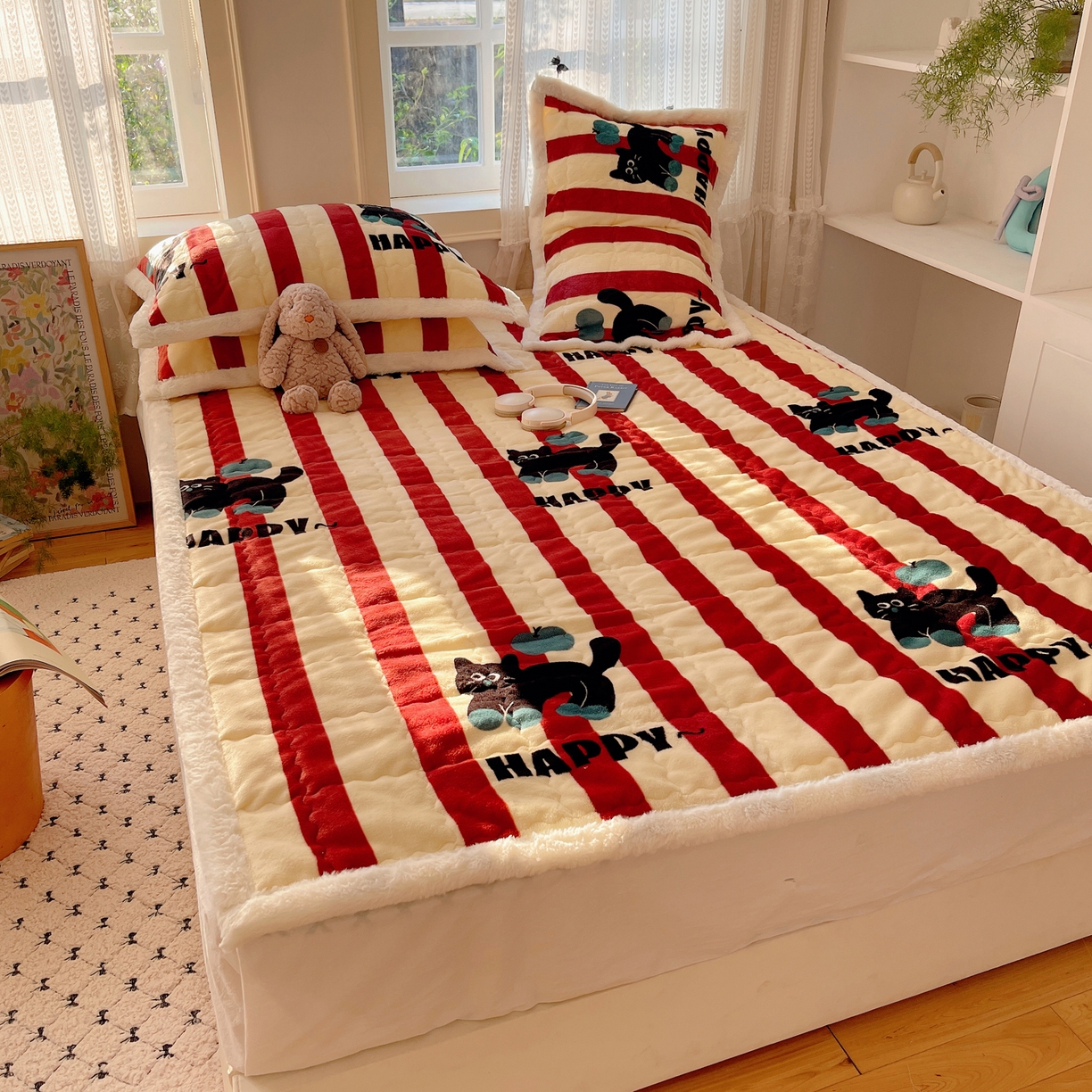 91家纺网 家纺一手货源 找家纺 红嘴企鹅 2025新款高克重牛奶绒印花床护垫床褥 平安猫