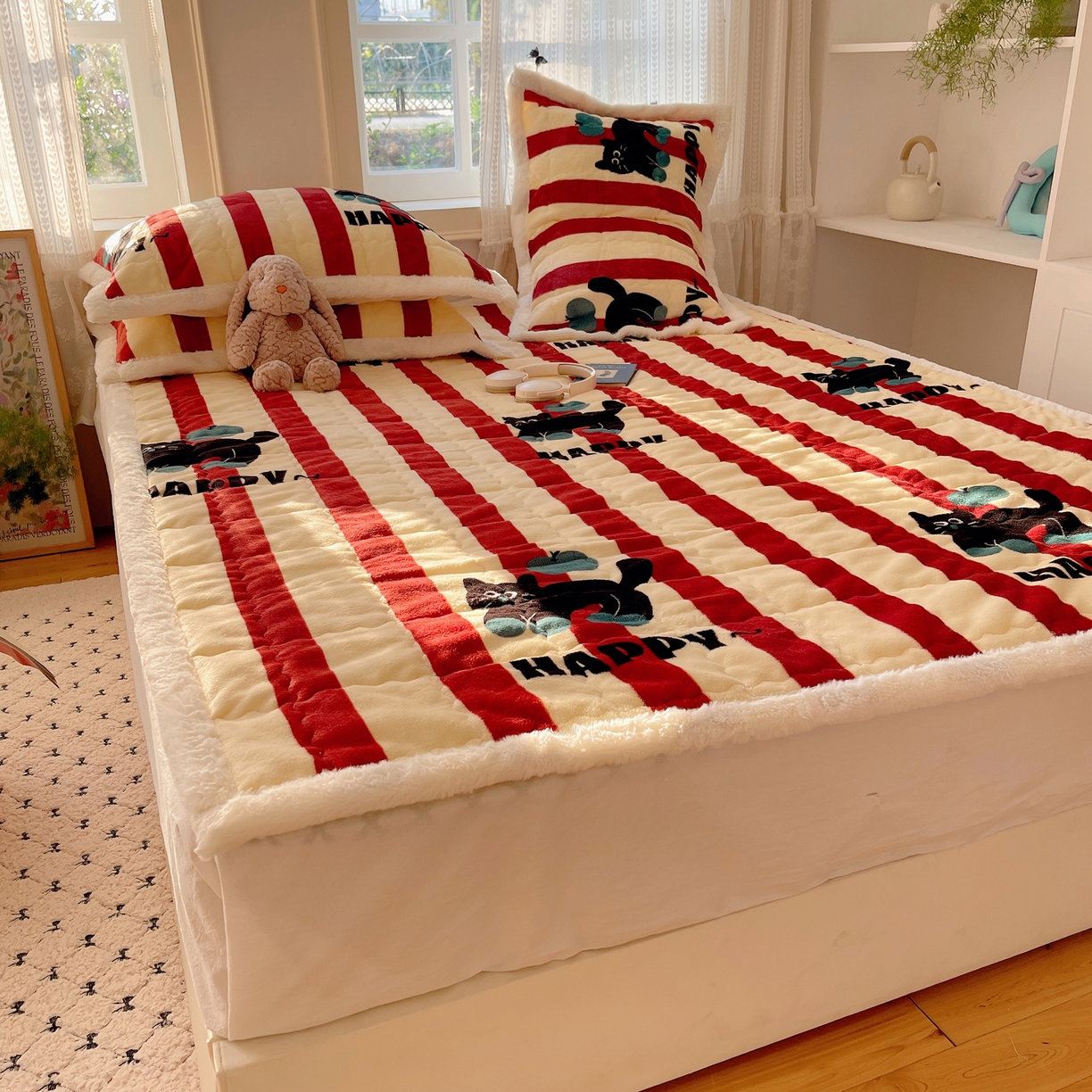 91家纺网 家纺一手货源 找家纺 红嘴企鹅 2025新款高克重牛奶绒印花床护垫床褥 平安猫