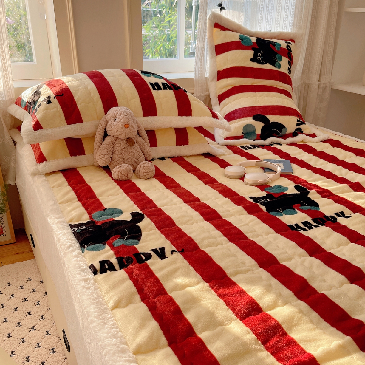 91家纺网 家纺一手货源 找家纺 红嘴企鹅 2025新款高克重牛奶绒印花床护垫床褥 平安猫