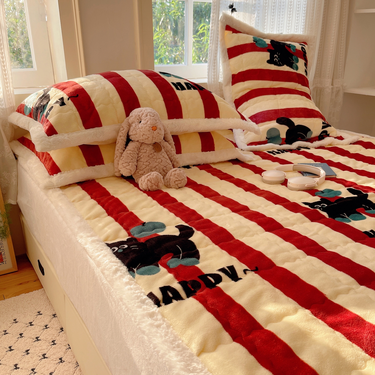 91家纺网 家纺一手货源 找家纺 红嘴企鹅 2025新款高克重牛奶绒印花床护垫床褥 平安猫