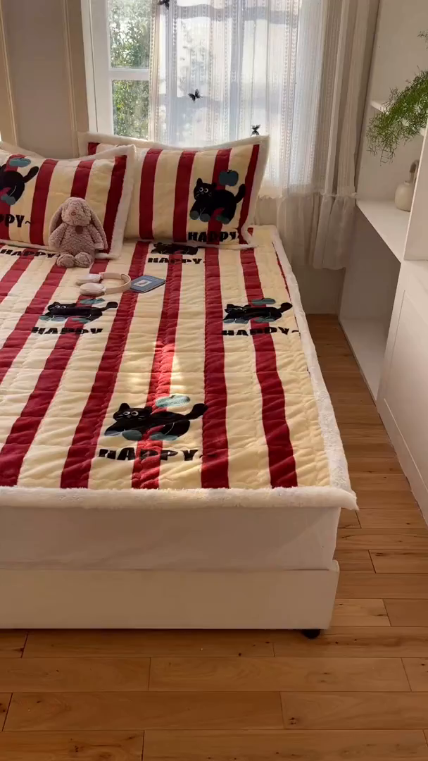 91家纺网 家纺一手货源 找家纺 红嘴企鹅 2025新款高克重牛奶绒印花床护垫床褥 平安猫