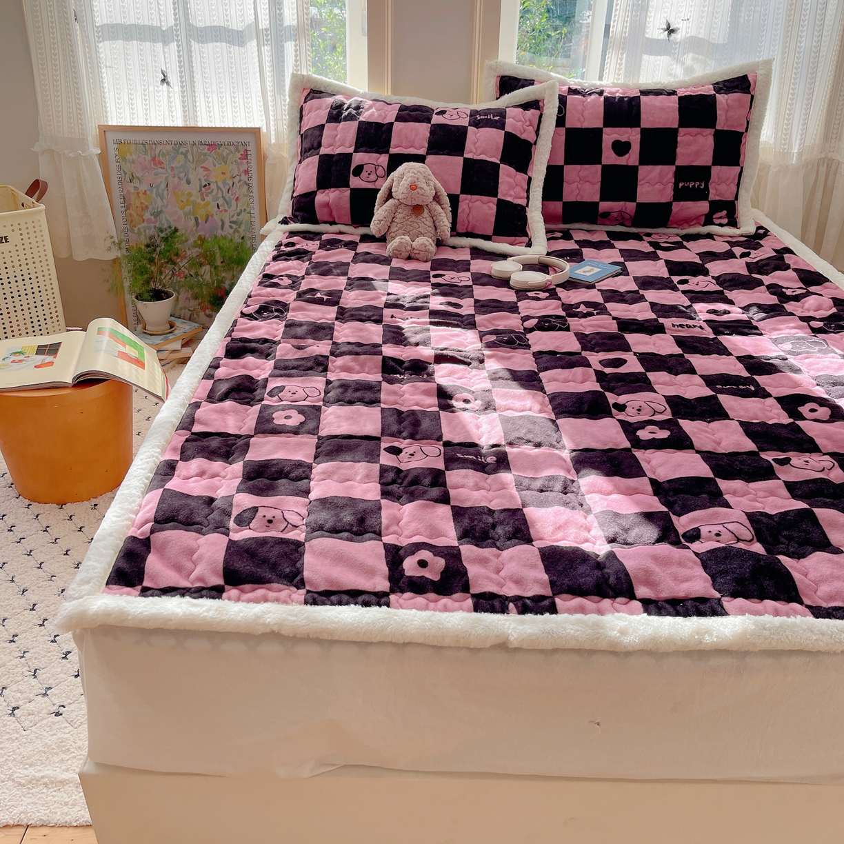 91家纺网 家纺一手货源 找家纺 红嘴企鹅 2025新款高克重牛奶绒印花床护垫床褥 棋盘狗