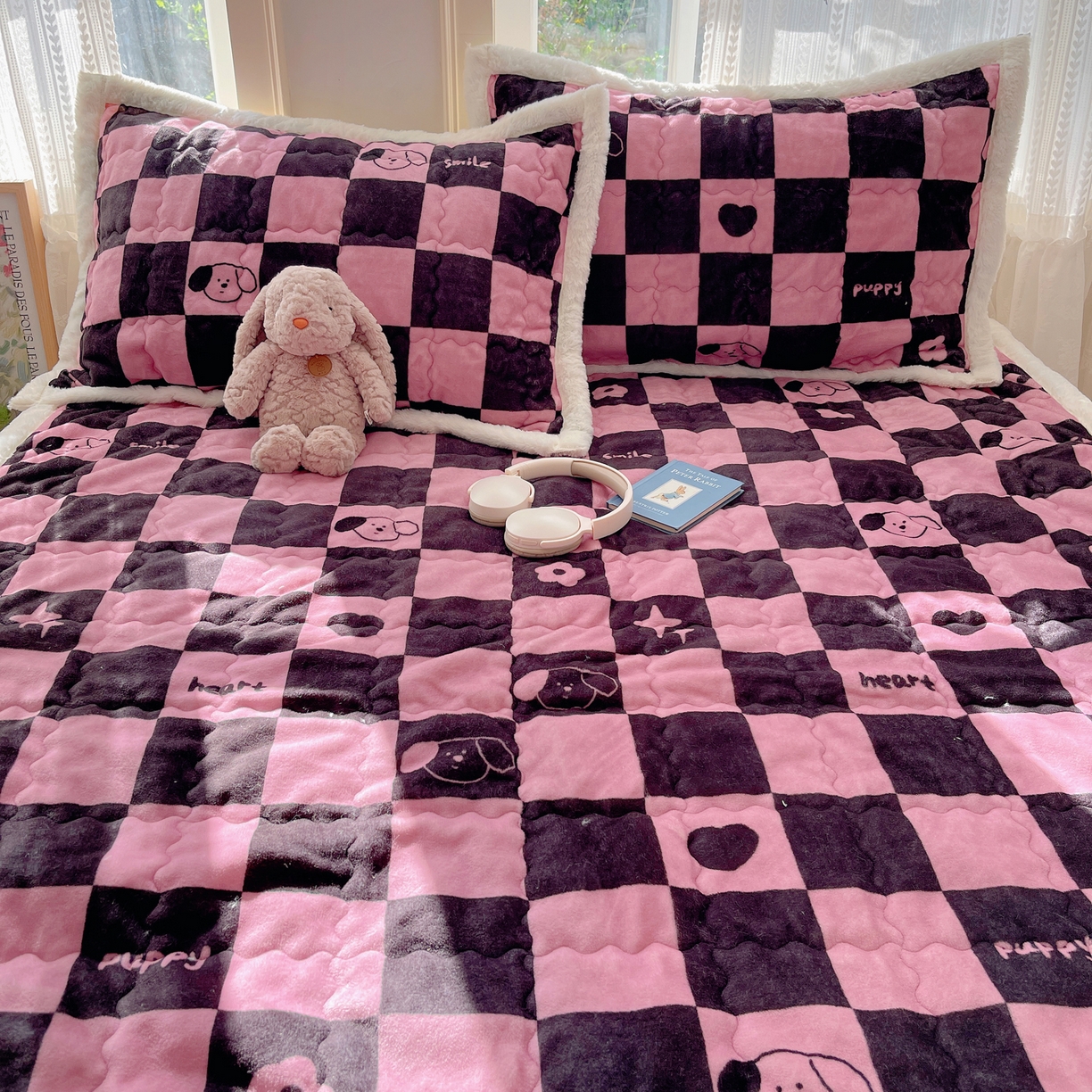 91家纺网 家纺一手货源 找家纺 红嘴企鹅 2025新款高克重牛奶绒印花床护垫床褥 棋盘狗