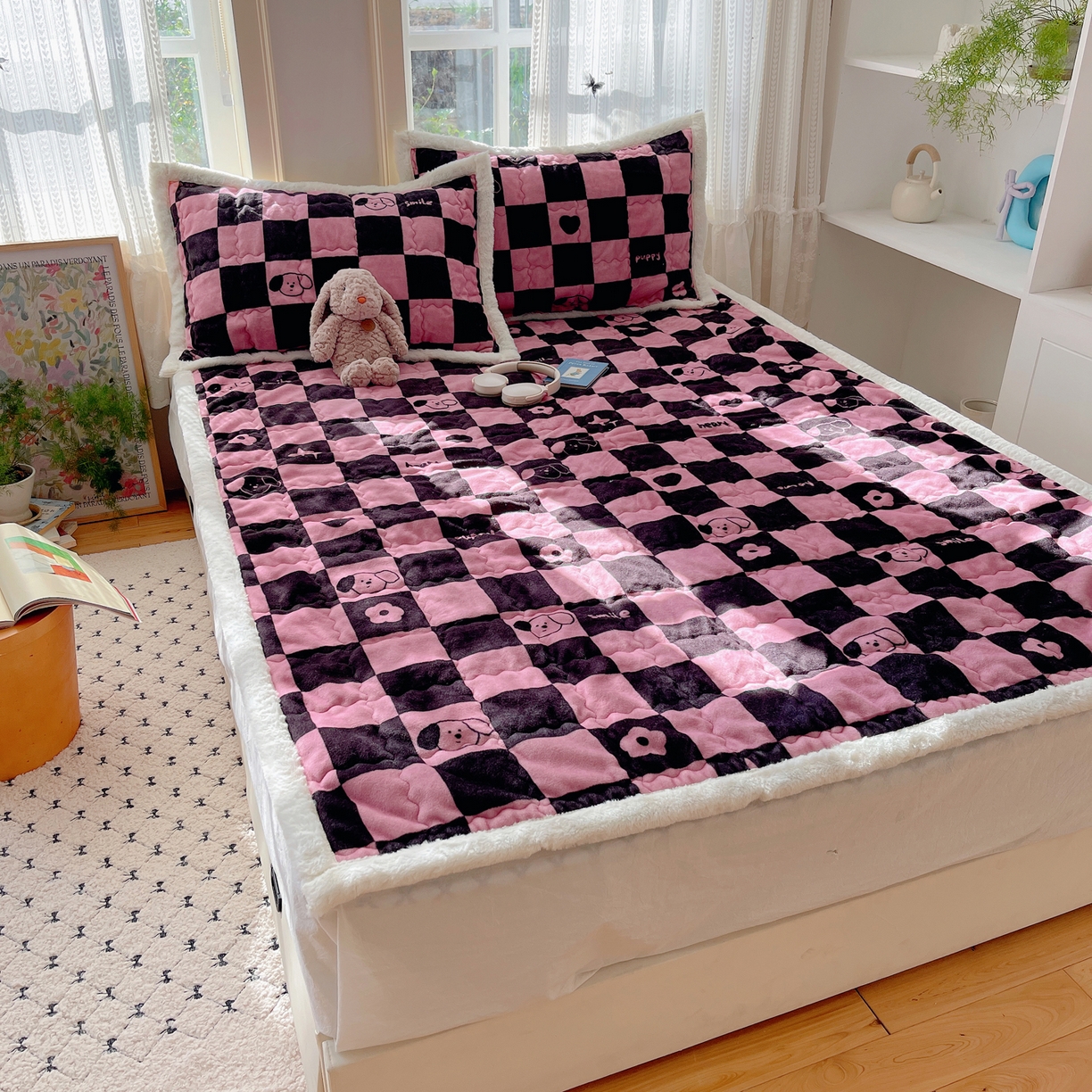 91家纺网 家纺一手货源 找家纺 红嘴企鹅 2025新款高克重牛奶绒印花床护垫床褥 棋盘狗