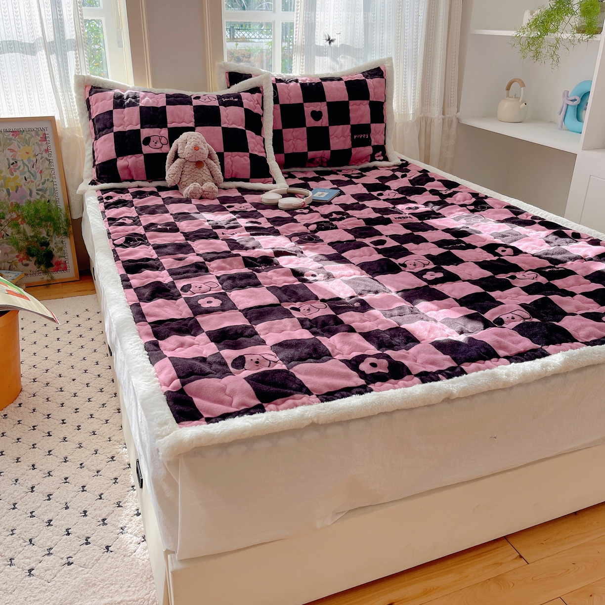 91家纺网 家纺一手货源 找家纺 红嘴企鹅 2025新款高克重牛奶绒印花床护垫床褥 棋盘狗