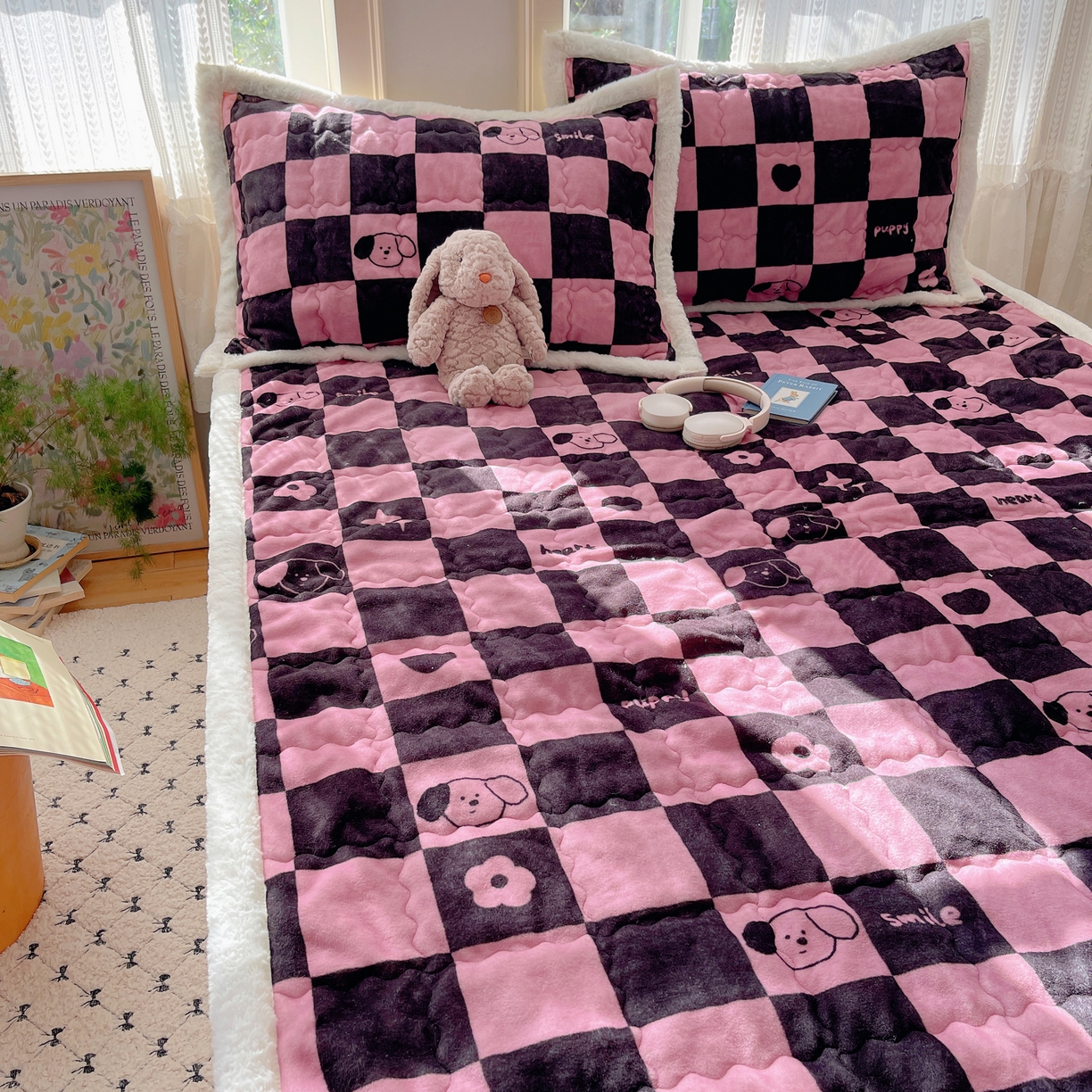 91家纺网 家纺一手货源 找家纺 红嘴企鹅 2025新款高克重牛奶绒印花床护垫床褥 棋盘狗