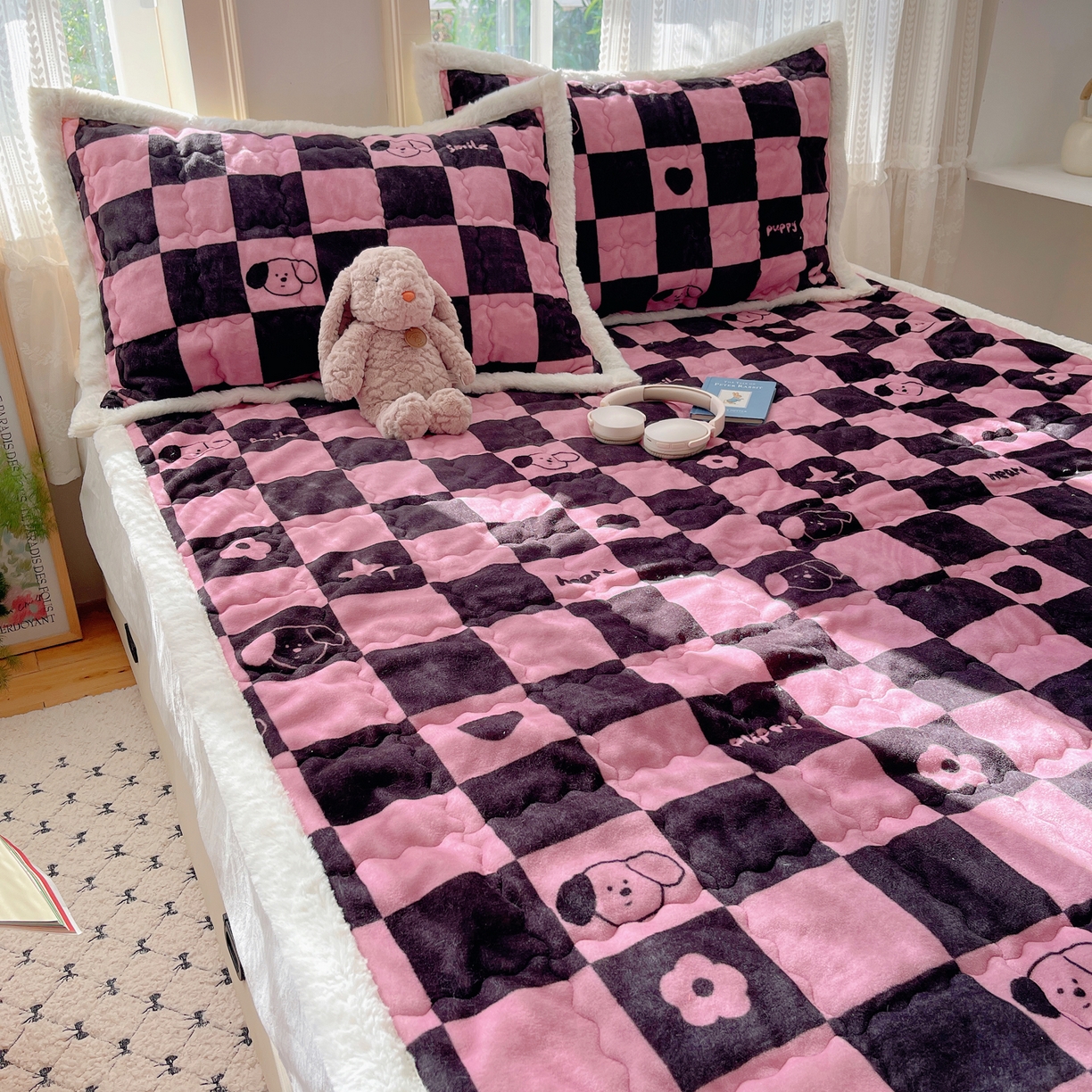 91家纺网 家纺一手货源 找家纺 红嘴企鹅 2025新款高克重牛奶绒印花床护垫床褥 棋盘狗