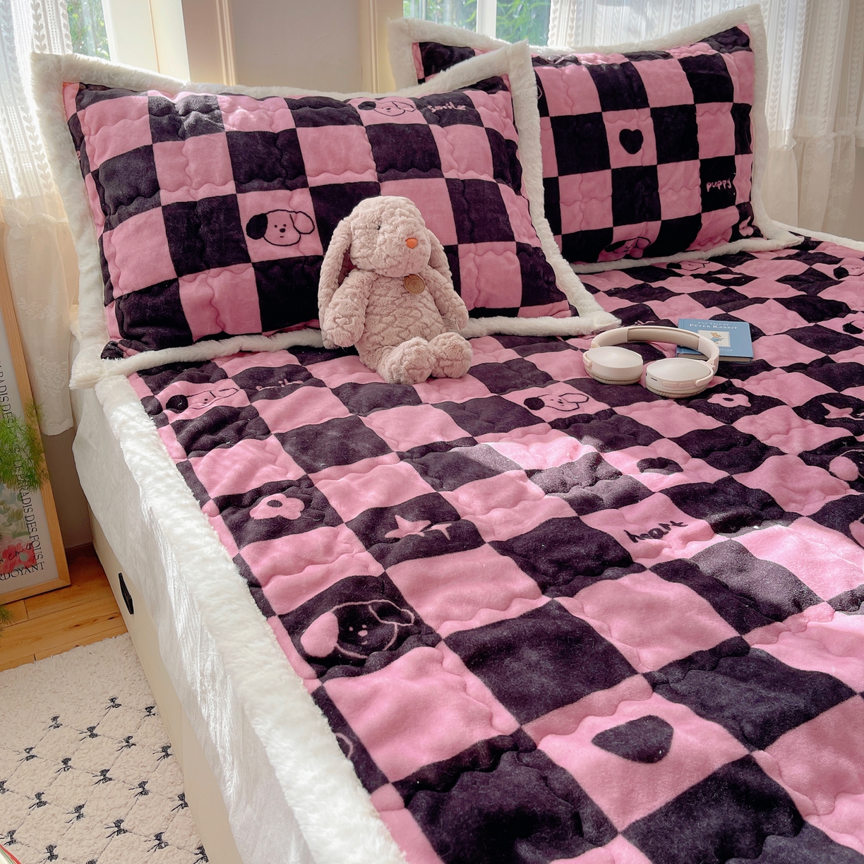 91家纺网 家纺一手货源 找家纺 红嘴企鹅 2025新款高克重牛奶绒印花床护垫床褥 棋盘狗