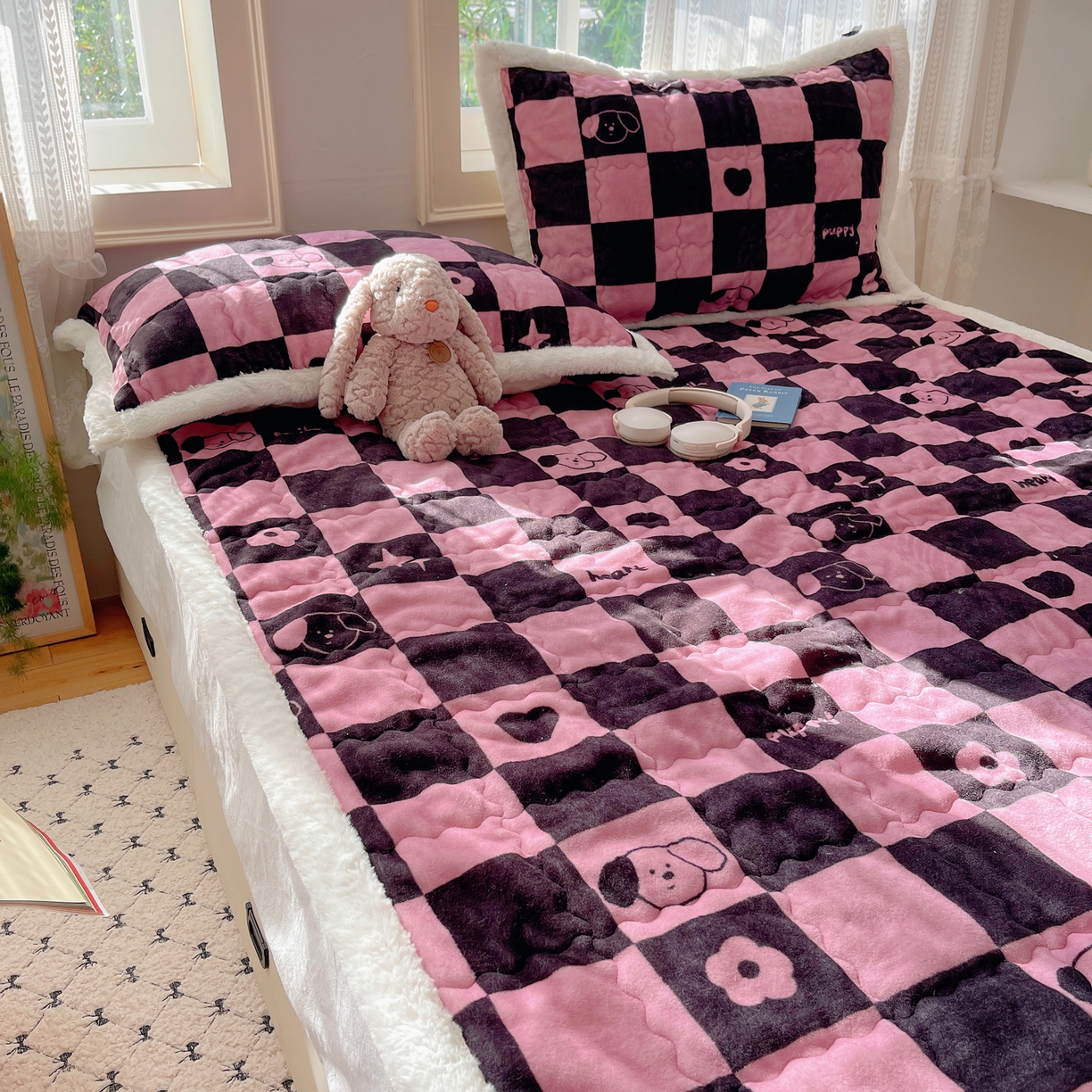 91家纺网 家纺一手货源 找家纺 红嘴企鹅 2025新款高克重牛奶绒印花床护垫床褥 棋盘狗