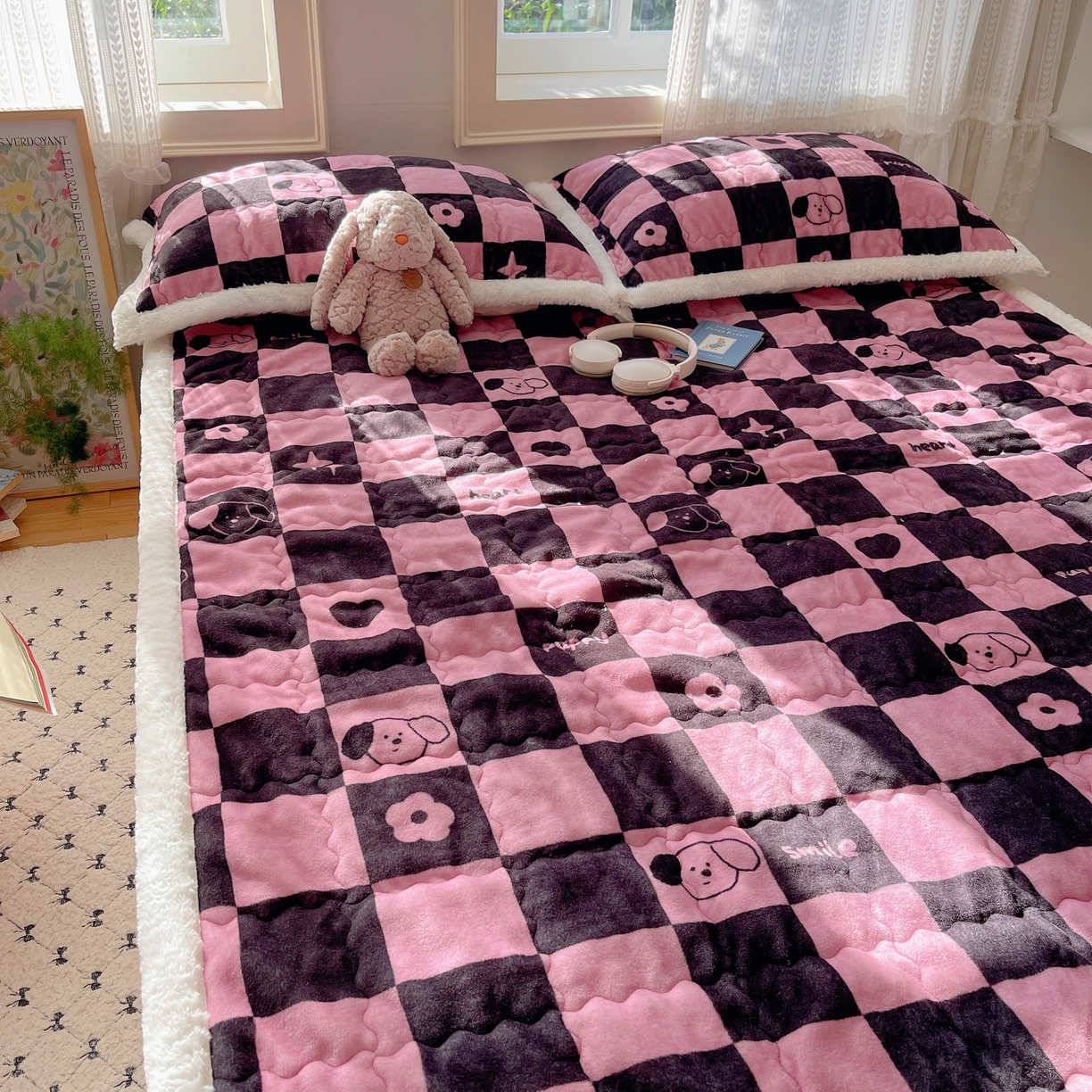 91家纺网 家纺一手货源 找家纺 红嘴企鹅 2025新款高克重牛奶绒印花床护垫床褥 棋盘狗