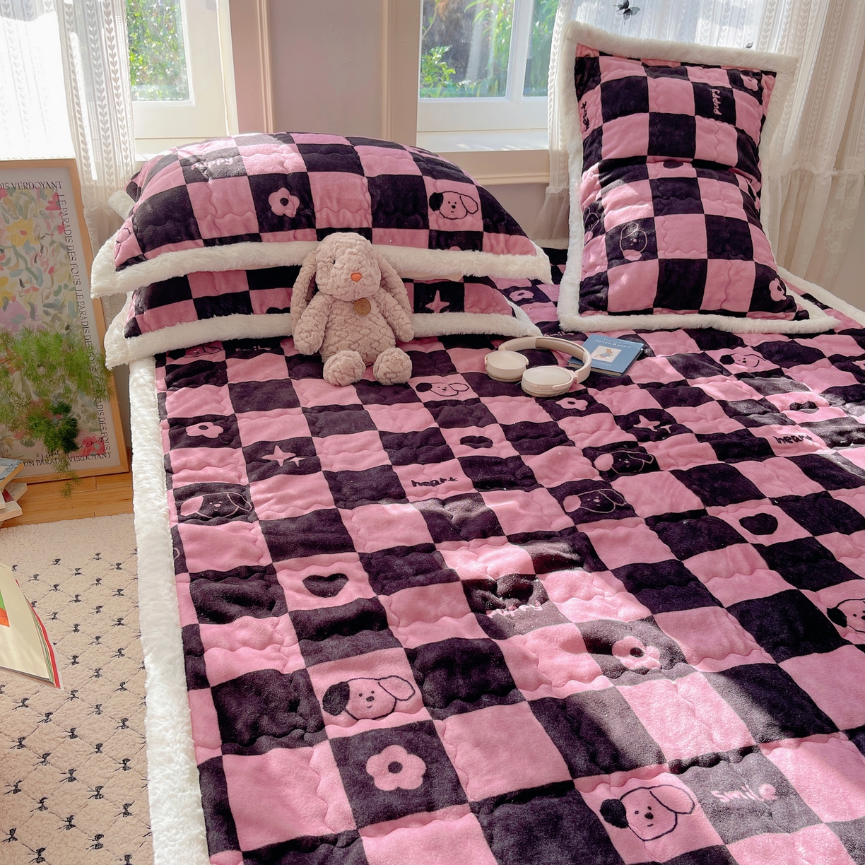 91家纺网 家纺一手货源 找家纺 红嘴企鹅 2025新款高克重牛奶绒印花床护垫床褥 棋盘狗