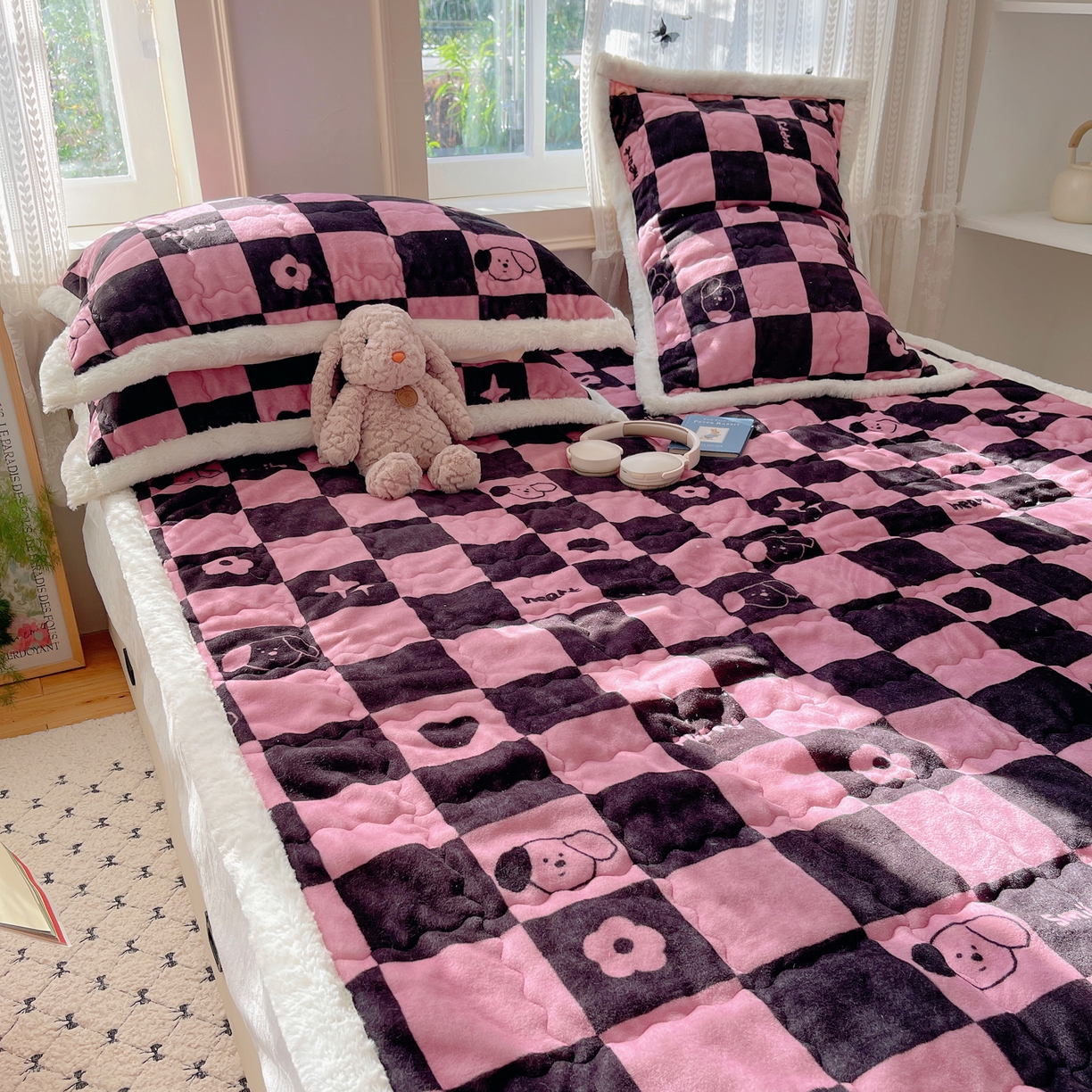 91家纺网 家纺一手货源 找家纺 红嘴企鹅 2025新款高克重牛奶绒印花床护垫床褥 棋盘狗