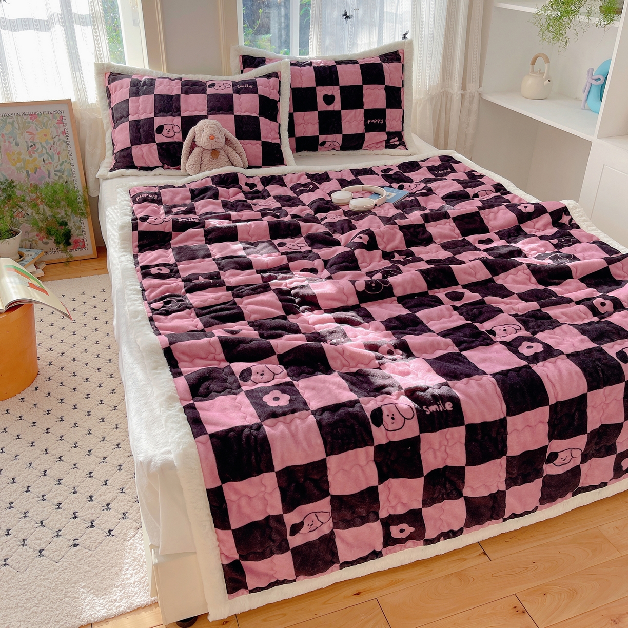 91家纺网 家纺一手货源 找家纺 红嘴企鹅 2025新款高克重牛奶绒印花床护垫床褥 棋盘狗