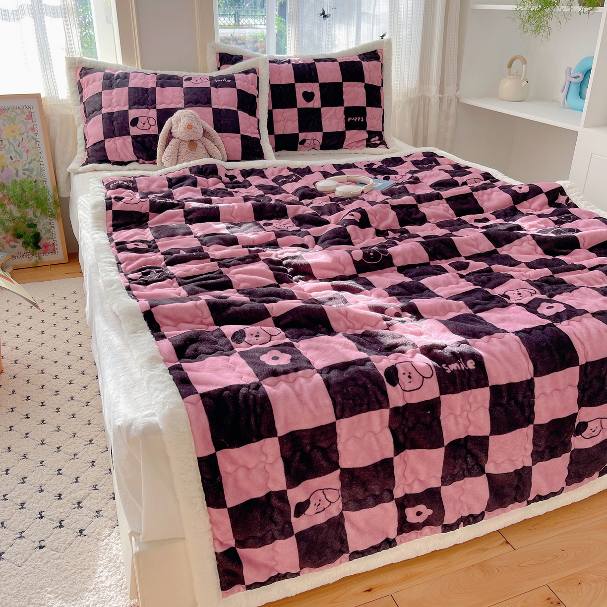 91家纺网 家纺一手货源 找家纺 红嘴企鹅 2025新款高克重牛奶绒印花床护垫床褥 棋盘狗