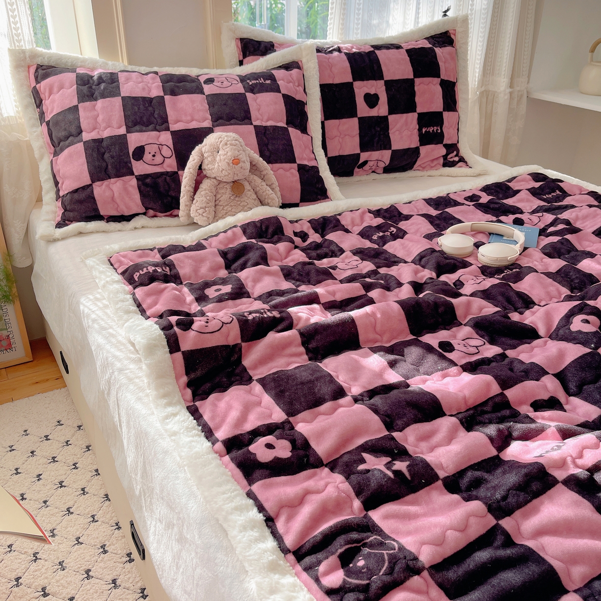 91家纺网 家纺一手货源 找家纺 红嘴企鹅 2025新款高克重牛奶绒印花床护垫床褥 棋盘狗