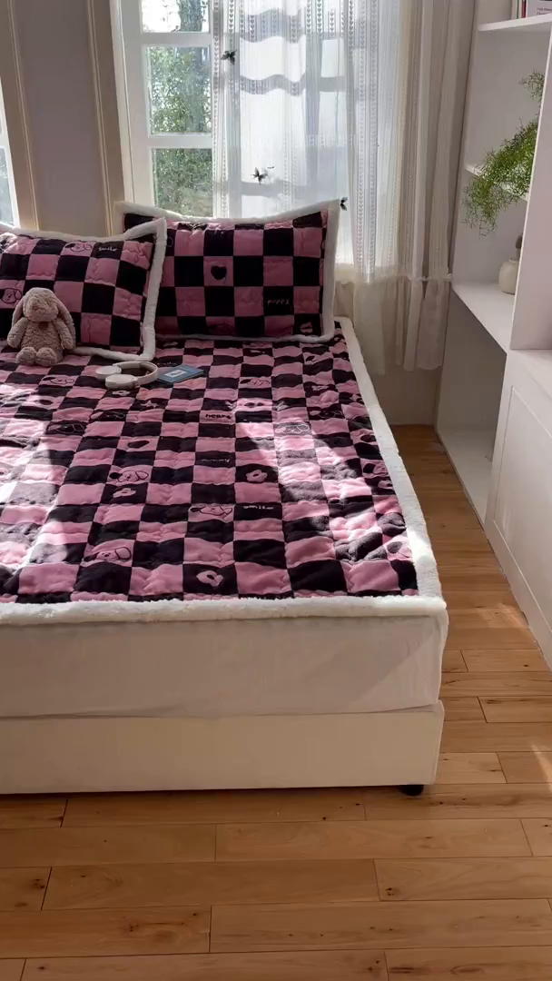 91家纺网 家纺一手货源 找家纺 红嘴企鹅 2025新款高克重牛奶绒印花床护垫床褥 棋盘狗