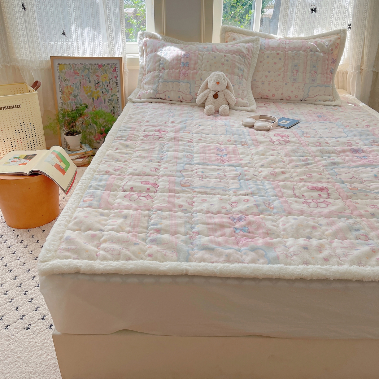 91家纺网 家纺一手货源 找家纺 红嘴企鹅 2025新款高克重牛奶绒印花床护垫床褥 少女猫咪