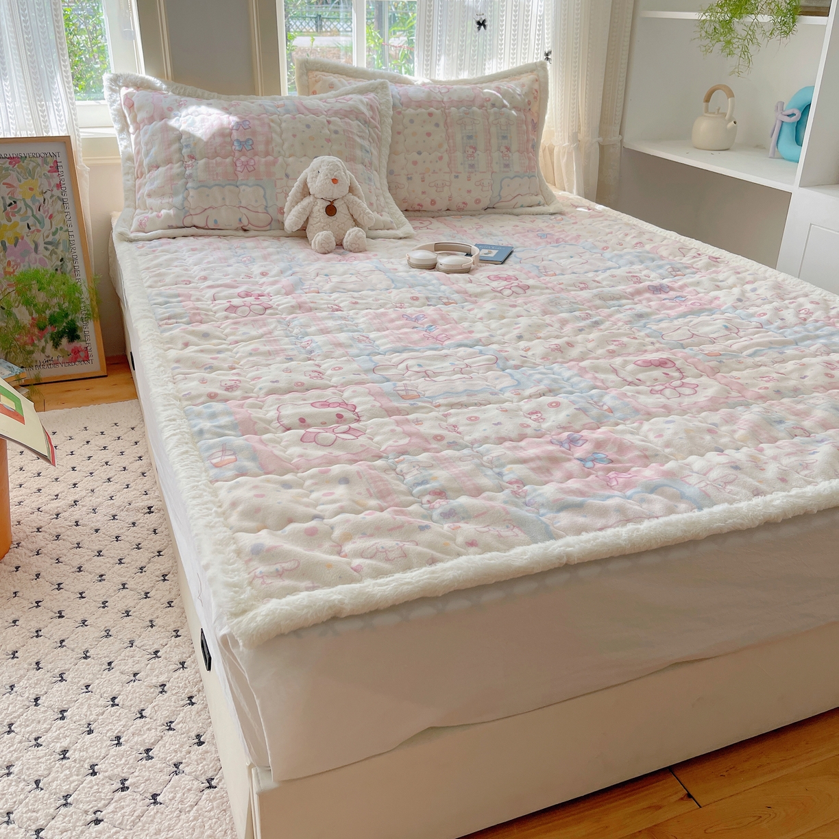 91家纺网 家纺一手货源 找家纺 红嘴企鹅 2025新款高克重牛奶绒印花床护垫床褥 少女猫咪