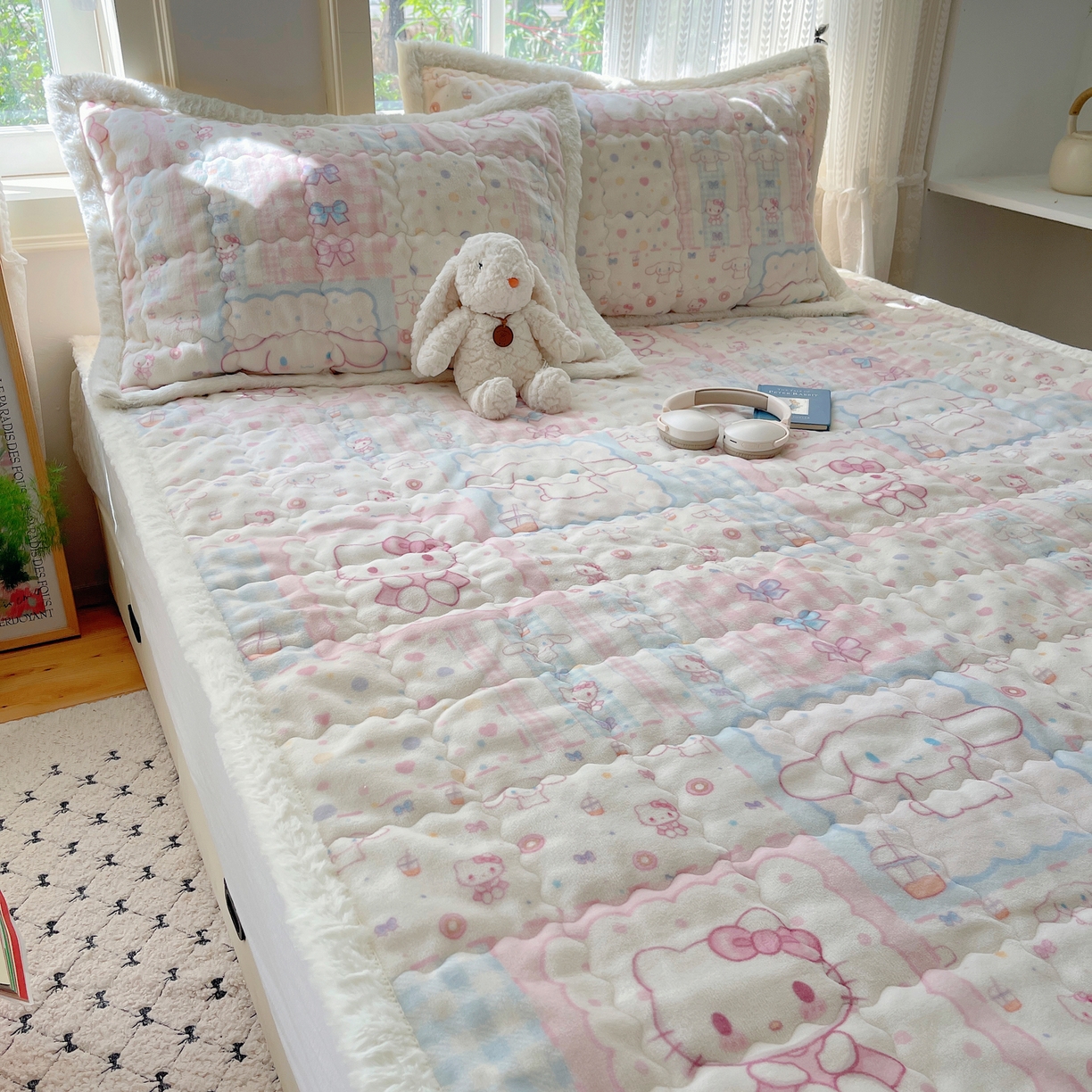 91家纺网 家纺一手货源 找家纺 红嘴企鹅 2025新款高克重牛奶绒印花床护垫床褥 少女猫咪