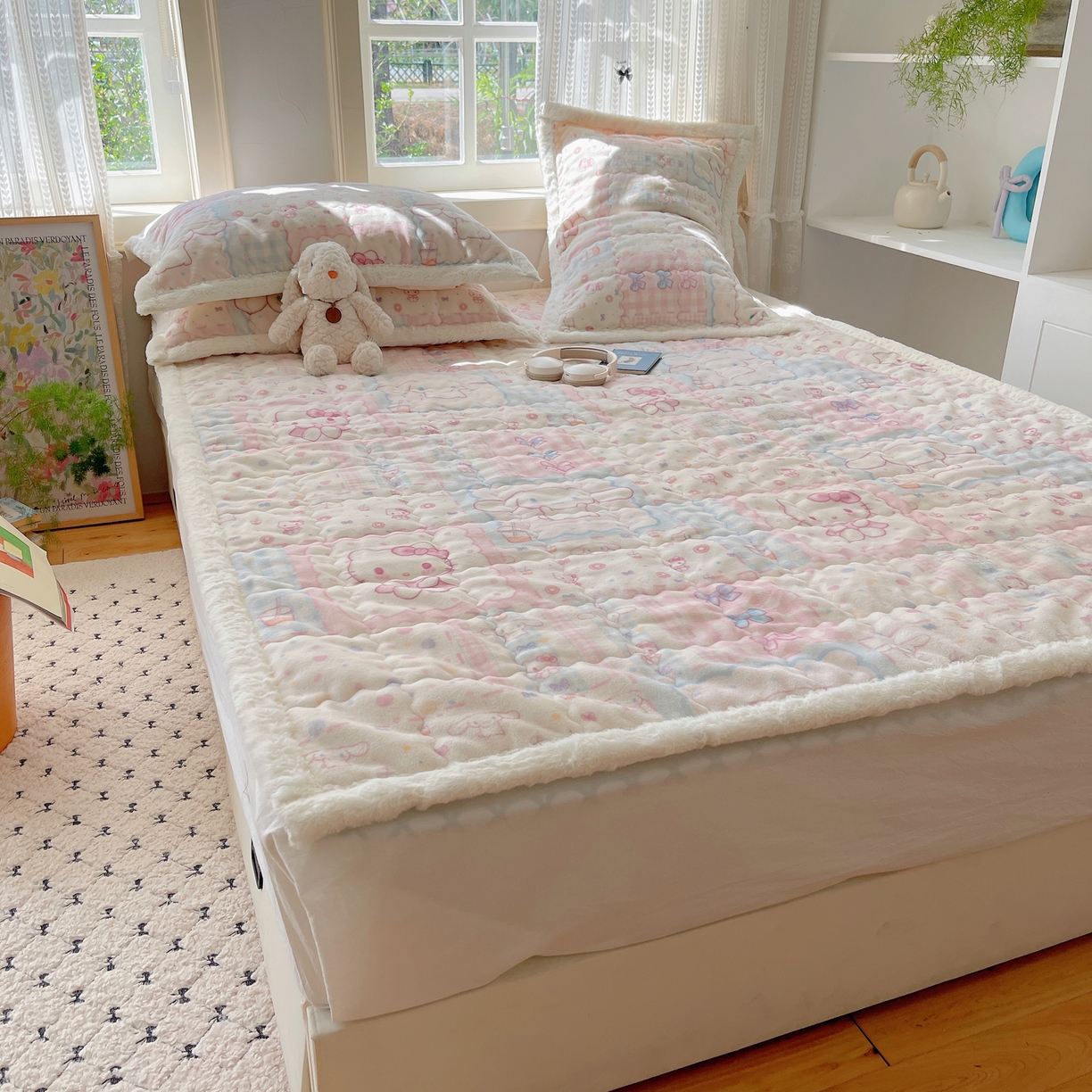 91家纺网 家纺一手货源 找家纺 红嘴企鹅 2025新款高克重牛奶绒印花床护垫床褥 少女猫咪