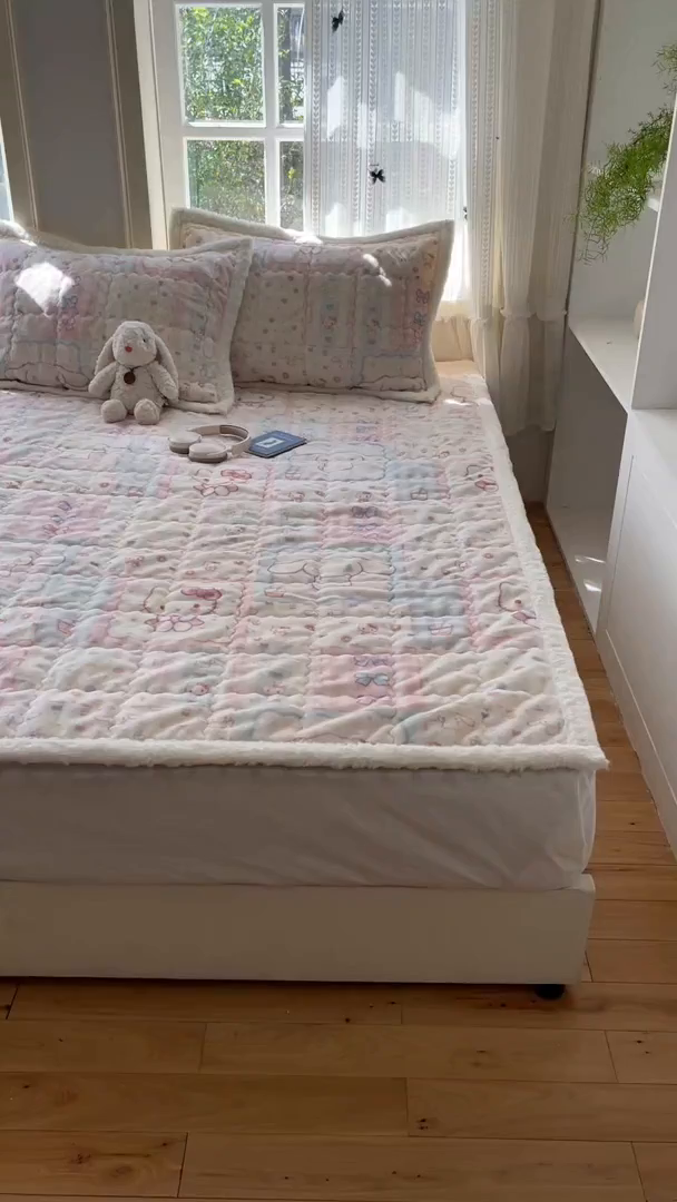 91家纺网 家纺一手货源 找家纺 红嘴企鹅 2025新款高克重牛奶绒印花床护垫床褥 少女猫咪