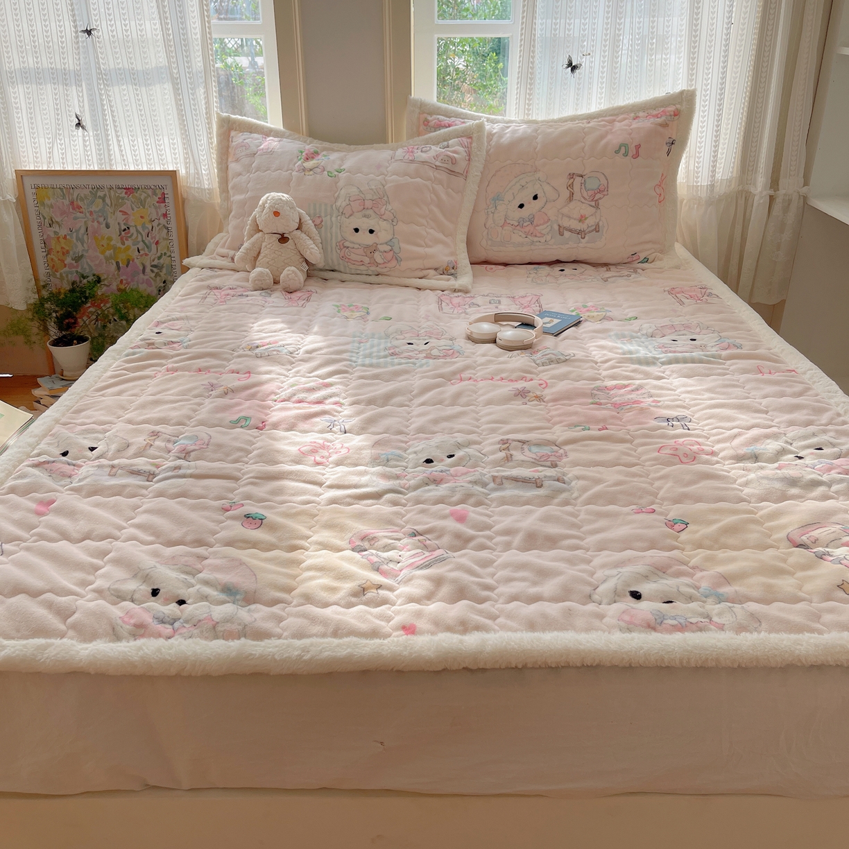 91家纺网 家纺一手货源 找家纺 红嘴企鹅 2025新款高克重牛奶绒印花床护垫床褥 生日Party