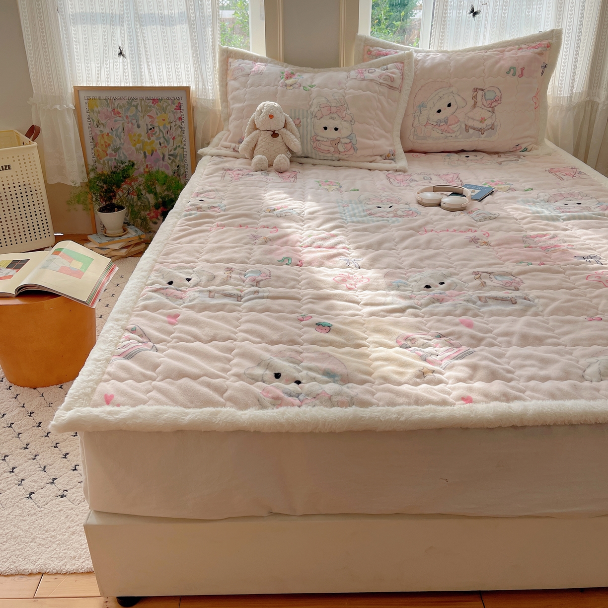 91家纺网 家纺一手货源 找家纺 红嘴企鹅 2025新款高克重牛奶绒印花床护垫床褥 生日Party